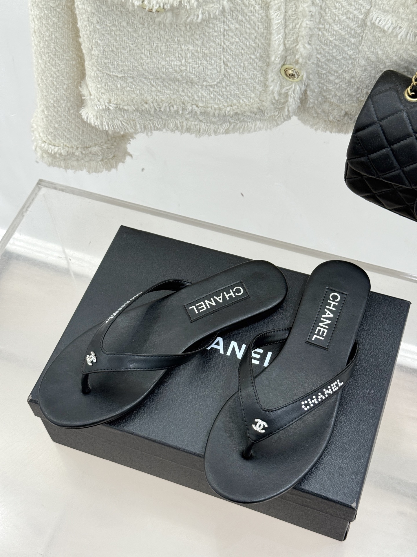 
CHANEL THONGS是25C春夏
秀场水钻字母夹脚人字拖
夏天的人字拖莫名让人感到自由
带子镶嵌