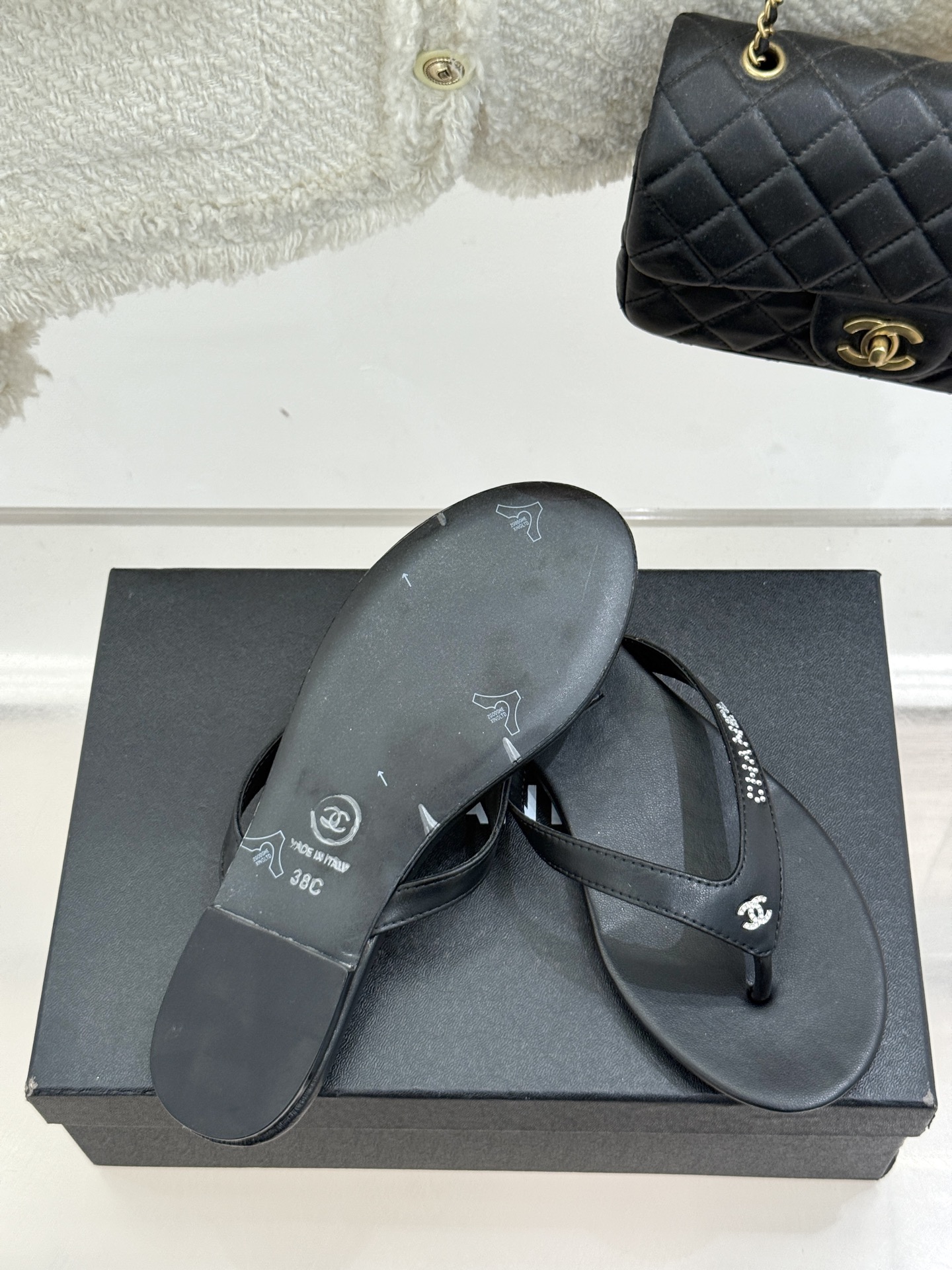 
CHANEL THONGS是25C春夏
秀场水钻字母夹脚人字拖
夏天的人字拖莫名让人感到自由
带子镶嵌