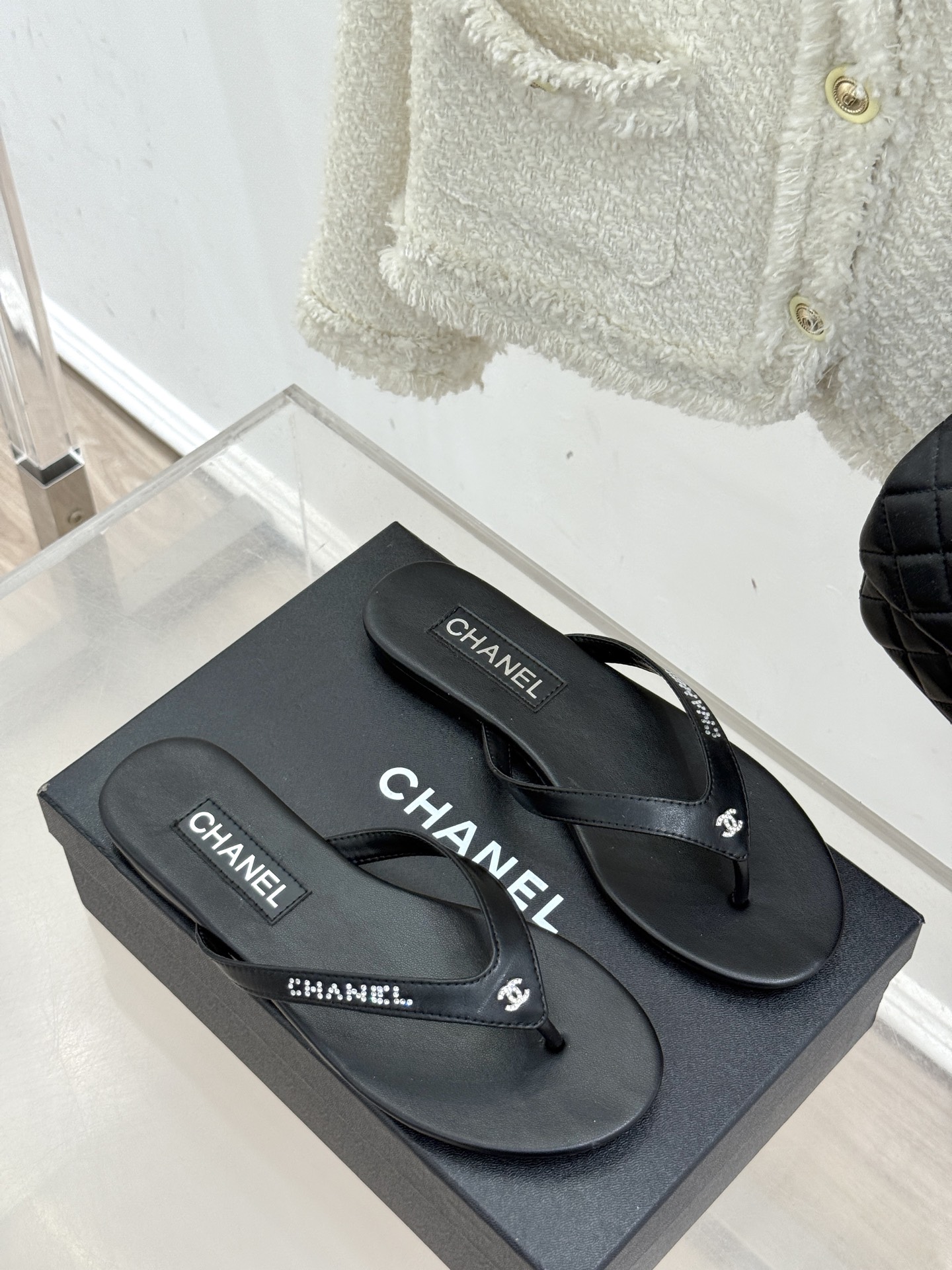 
CHANEL THONGS是25C春夏
秀场水钻字母夹脚人字拖
夏天的人字拖莫名让人感到自由
带子镶嵌