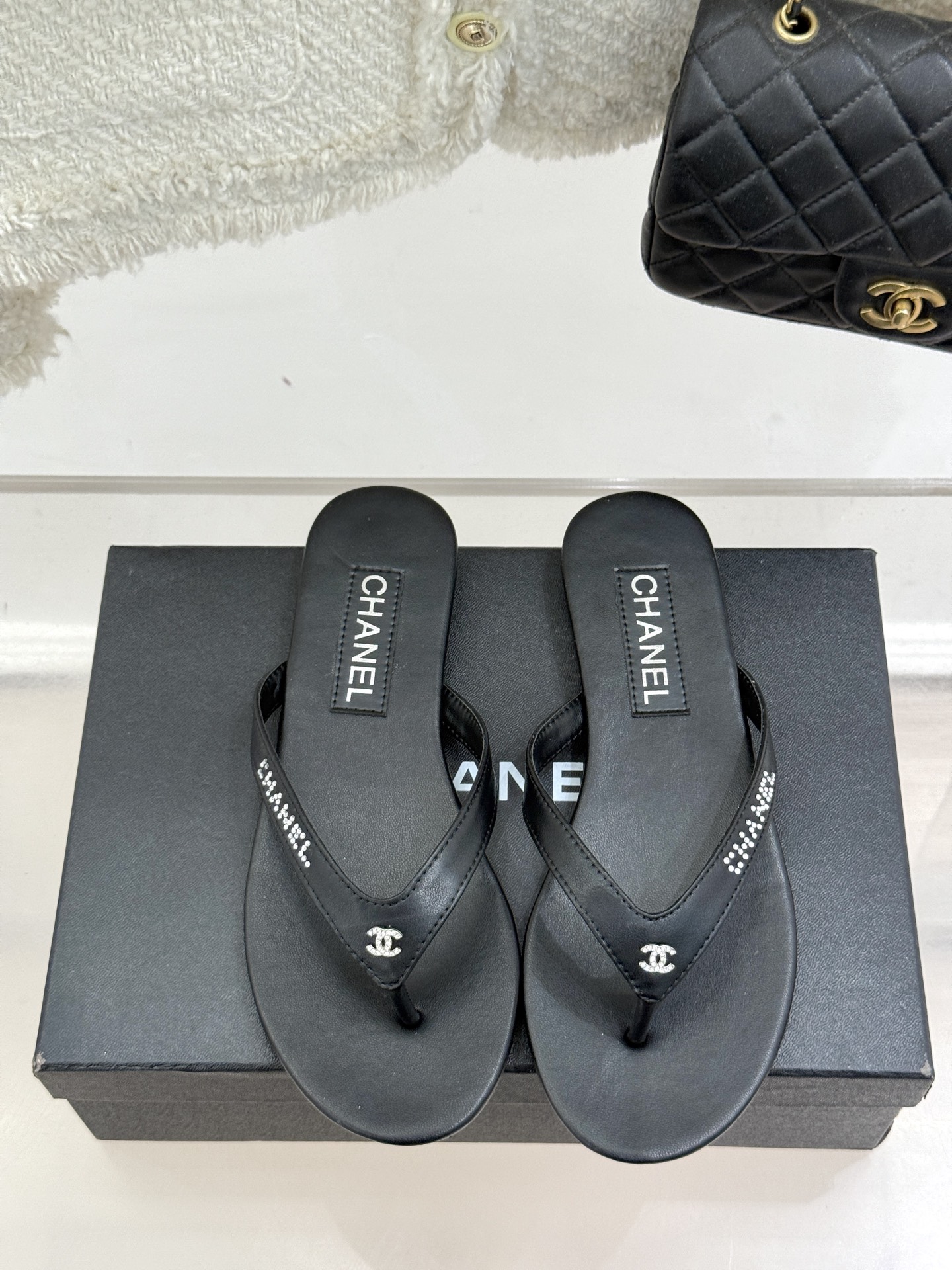 
CHANEL THONGS是25C春夏
秀场水钻字母夹脚人字拖
夏天的人字拖莫名让人感到自由
带子镶嵌