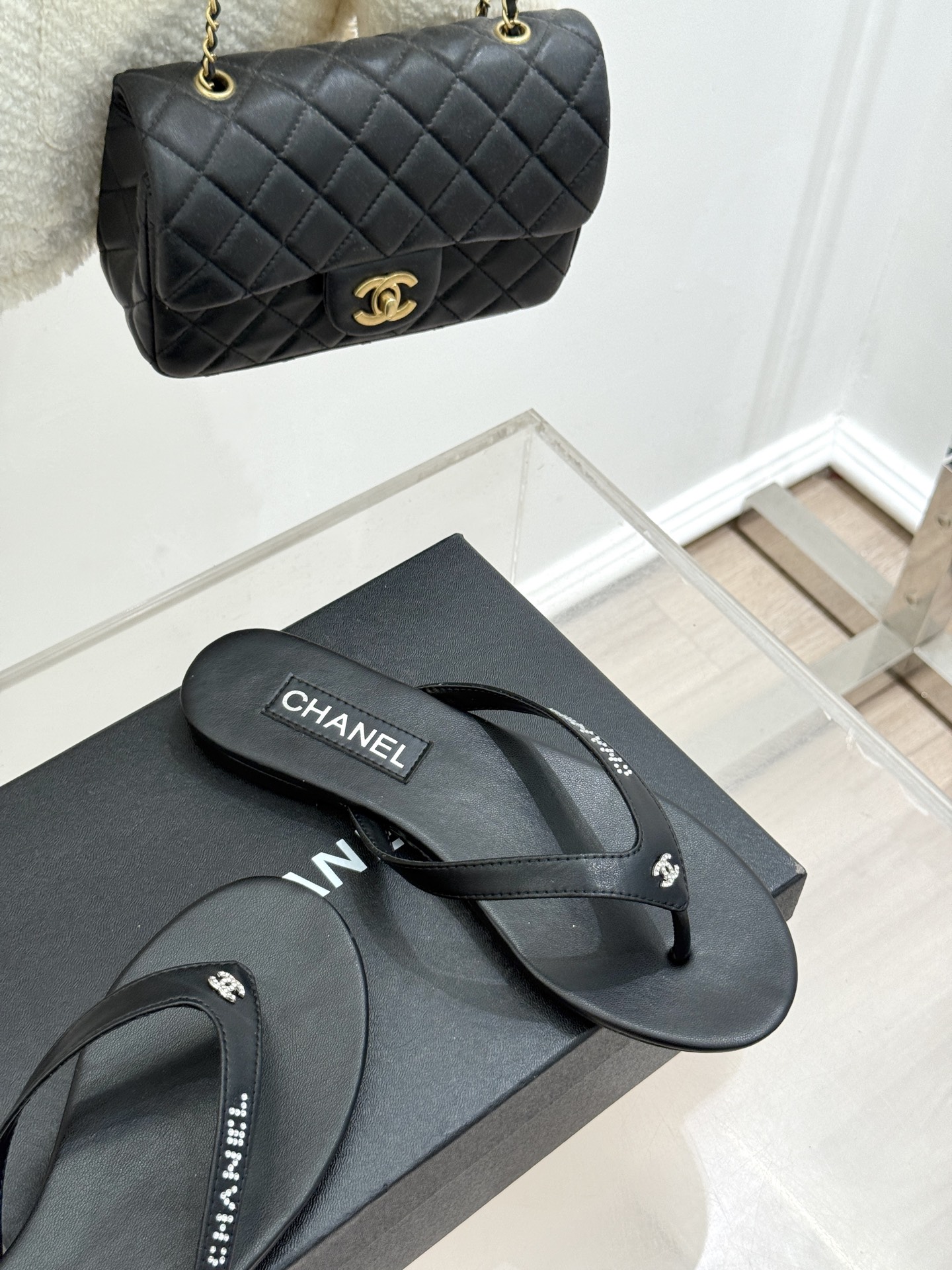 
CHANEL THONGS是25C春夏
秀场水钻字母夹脚人字拖
夏天的人字拖莫名让人感到自由
带子镶嵌