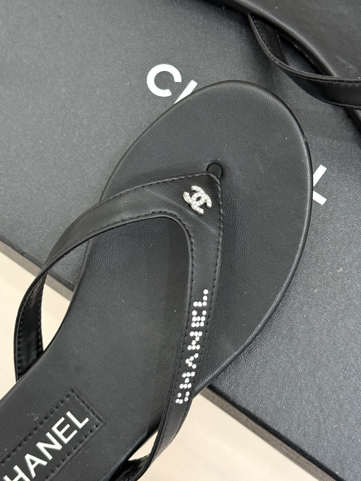 
CHANEL THONGS是25C春夏
秀场水钻字母夹脚人字拖
夏天的人字拖莫名让人感到自由
带子镶嵌