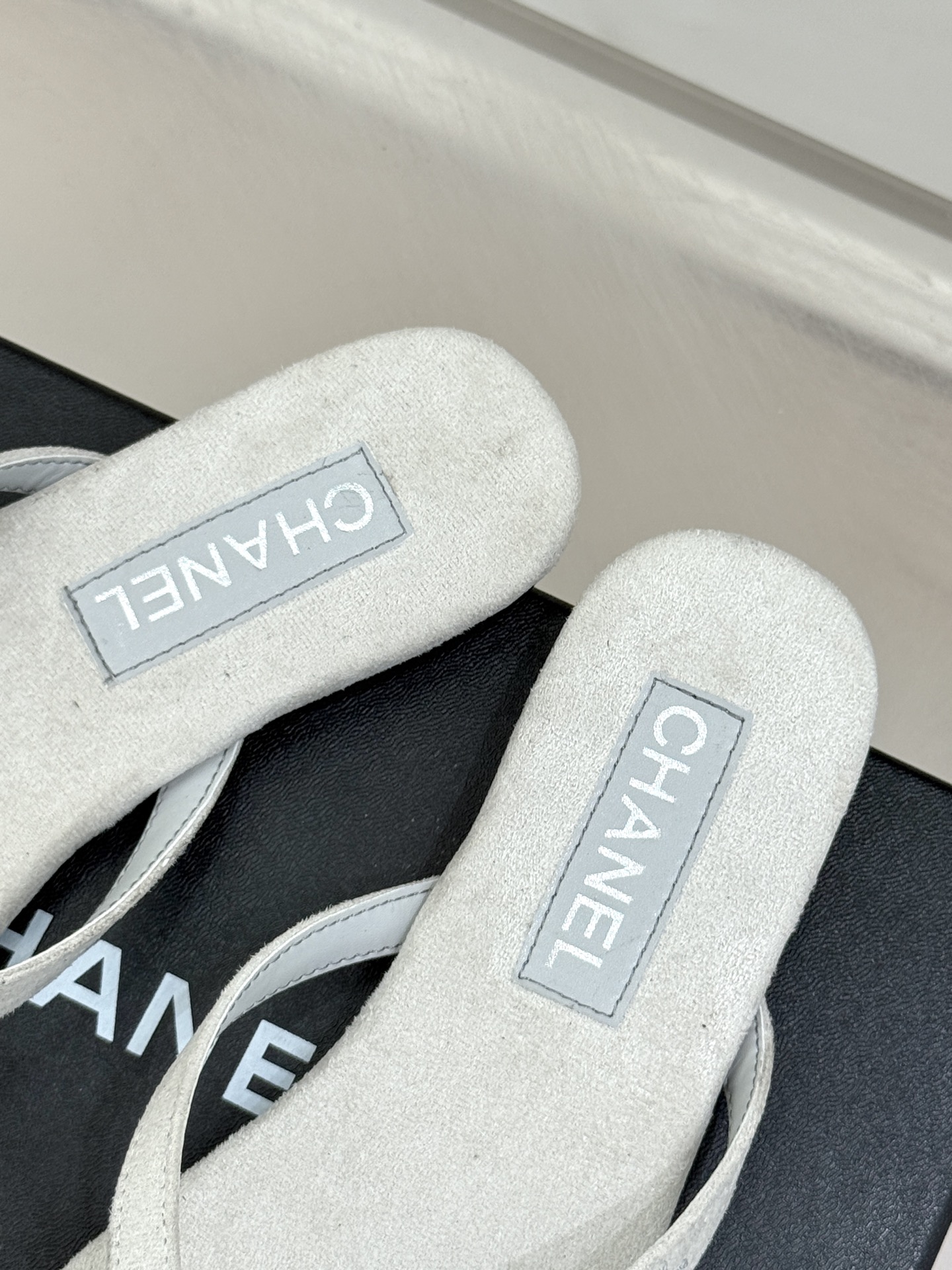 
CHANEL THONGS是25C春夏
秀场水钻字母夹脚人字拖
夏天的人字拖莫名让人感到自由
带子镶嵌