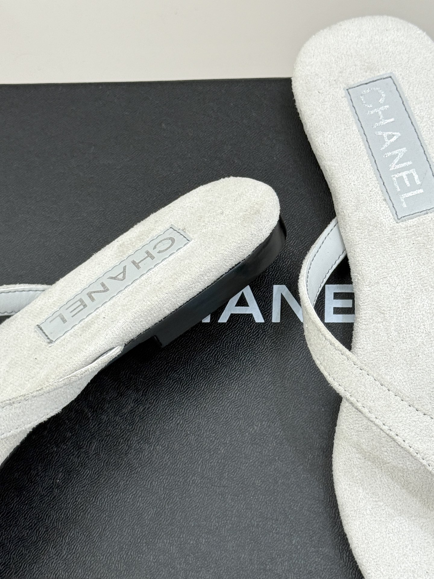 
CHANEL THONGS是25C春夏
秀场水钻字母夹脚人字拖
夏天的人字拖莫名让人感到自由
带子镶嵌