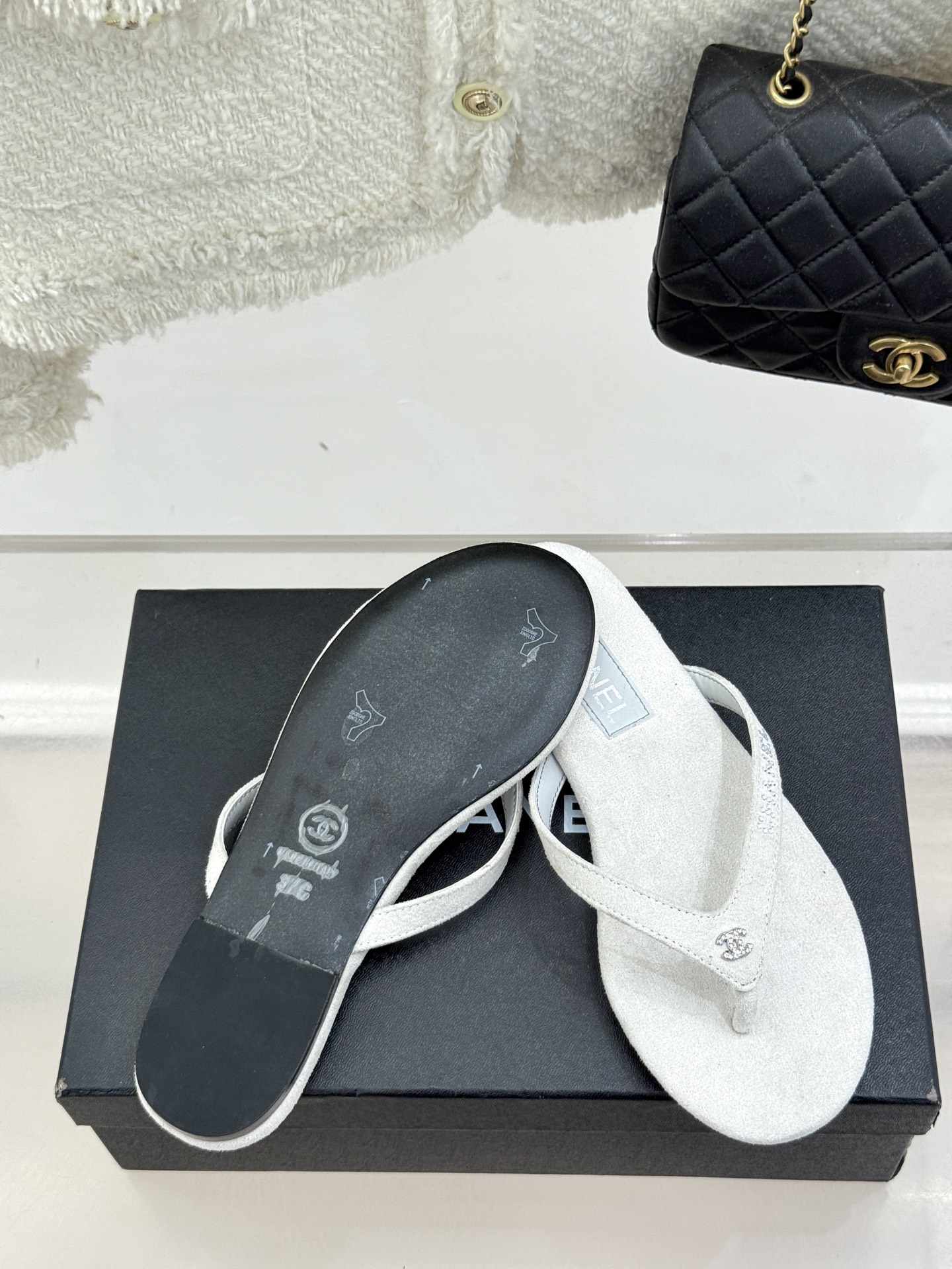 
CHANEL THONGS是25C春夏
秀场水钻字母夹脚人字拖
夏天的人字拖莫名让人感到自由
带子镶嵌