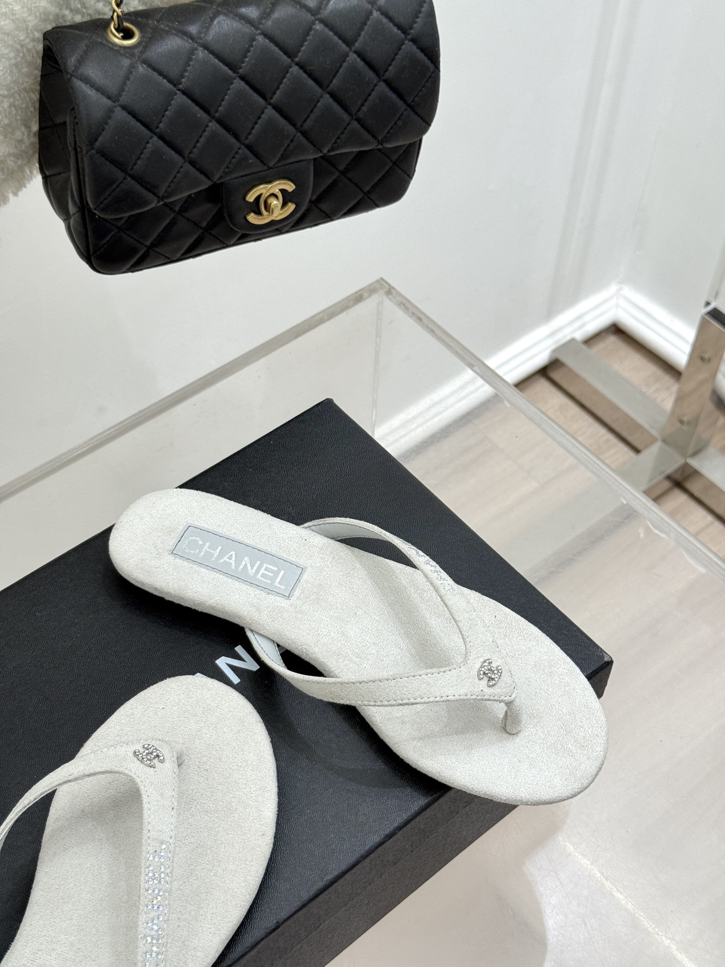 
CHANEL THONGS是25C春夏
秀场水钻字母夹脚人字拖
夏天的人字拖莫名让人感到自由
带子镶嵌