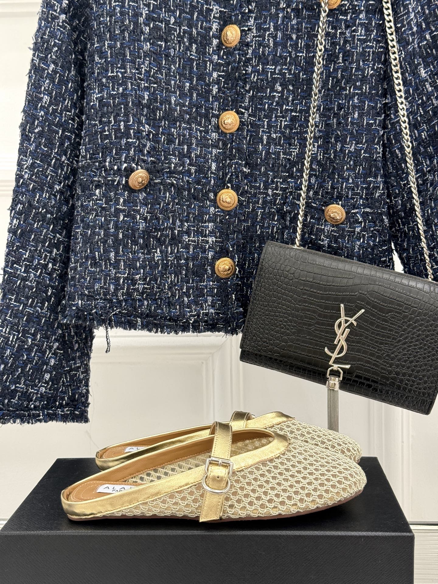 NO:384856,ALAIA｜Alaia's classic retro mesh flat half-slippers, full of girlish style, modern and retro flavor, very simple and atmospheric. Whether it is a skirt, dress or jeans, it can be the finishing touch!   Go material, custom imported mesh material, inside tiptoe imported sheepskin, original mold opening custom rubber outsole, size 35-39 (customized by 40/41/42), semi-torque, alaia, slippers, skirts, jeans, sheepskin19860909ALAIA｜阿莱亚经典复古网面平底半拖鞋 满满的少女风 既摩登又复古的味道 非常的简约大气 不管是半身裙 连衣裙还是牛仔裤 它都能成为点睛之笔！  Go 材质 鞋面定制进口网面材质 内里踮脚进口羊皮 原版开模定制橡胶大底 码数35-39（40/41/42定制）,半拖,alaia,slippers,skirts,jeans,sheepskin,Women's Shoes