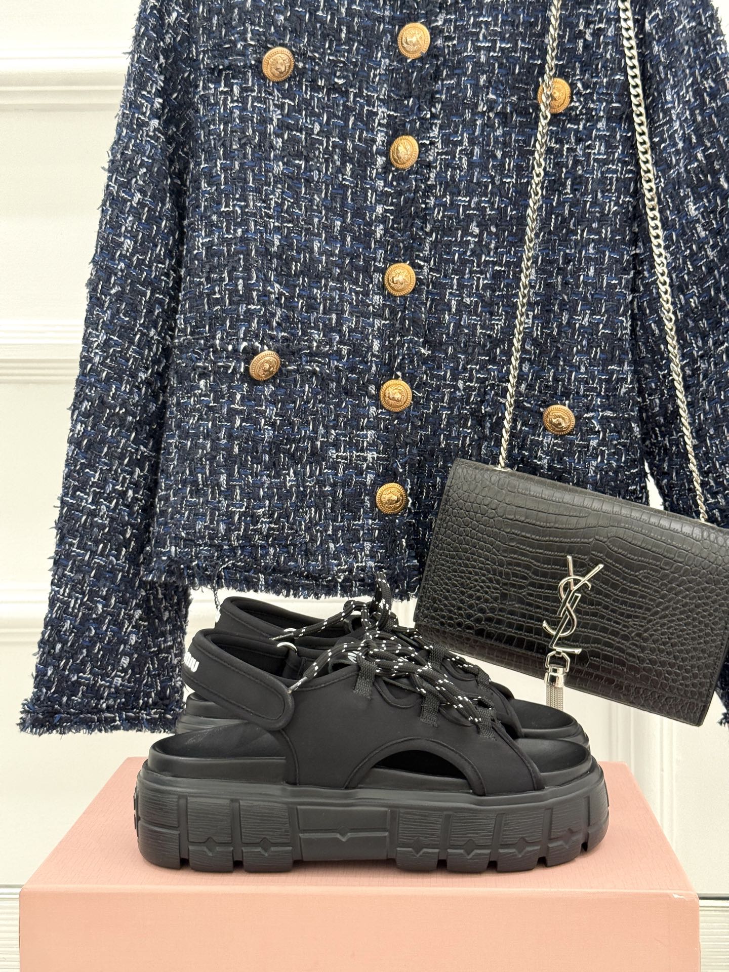 NO:392702,Miu Miu/Mu Miu 25s new retro, thick-soled strap canvas sandals. Miu Miu is too girly this season and looks so beautiful!  The simple design and the old style are really retro!  3cm heightening, small people don't have any pressure to wear, feel comfortable, as if walking on clouds, whether it is citywalk traveling and daily commuting, it is a very good choice. It is comfortable and also has high appearance. The fabric is made of original customized fabric. The original mold-opening anti-slip wear-resistant sole Size35-39 (40 customization), sandals, miumiu, sandals19860909Miu Miu/缪缪25s新品复古 厚底绑带帆布凉鞋 缪缪这一季也太少女 太好看了！ 简约的设计搭配做旧的风格真的很复古！ 3cm增高 小个子穿起来也毫无压力 脚感舒适 仿佛行走在云朵上 无论是citywalk旅游日常通勤 都是非常不错的选择 舒适的同时也有高颜值加持 面料采用原版定制布料 原版开模防滑耐磨大底 Size35-39（40定制）,凉鞋,miumiu,sandals,Women's Shoes