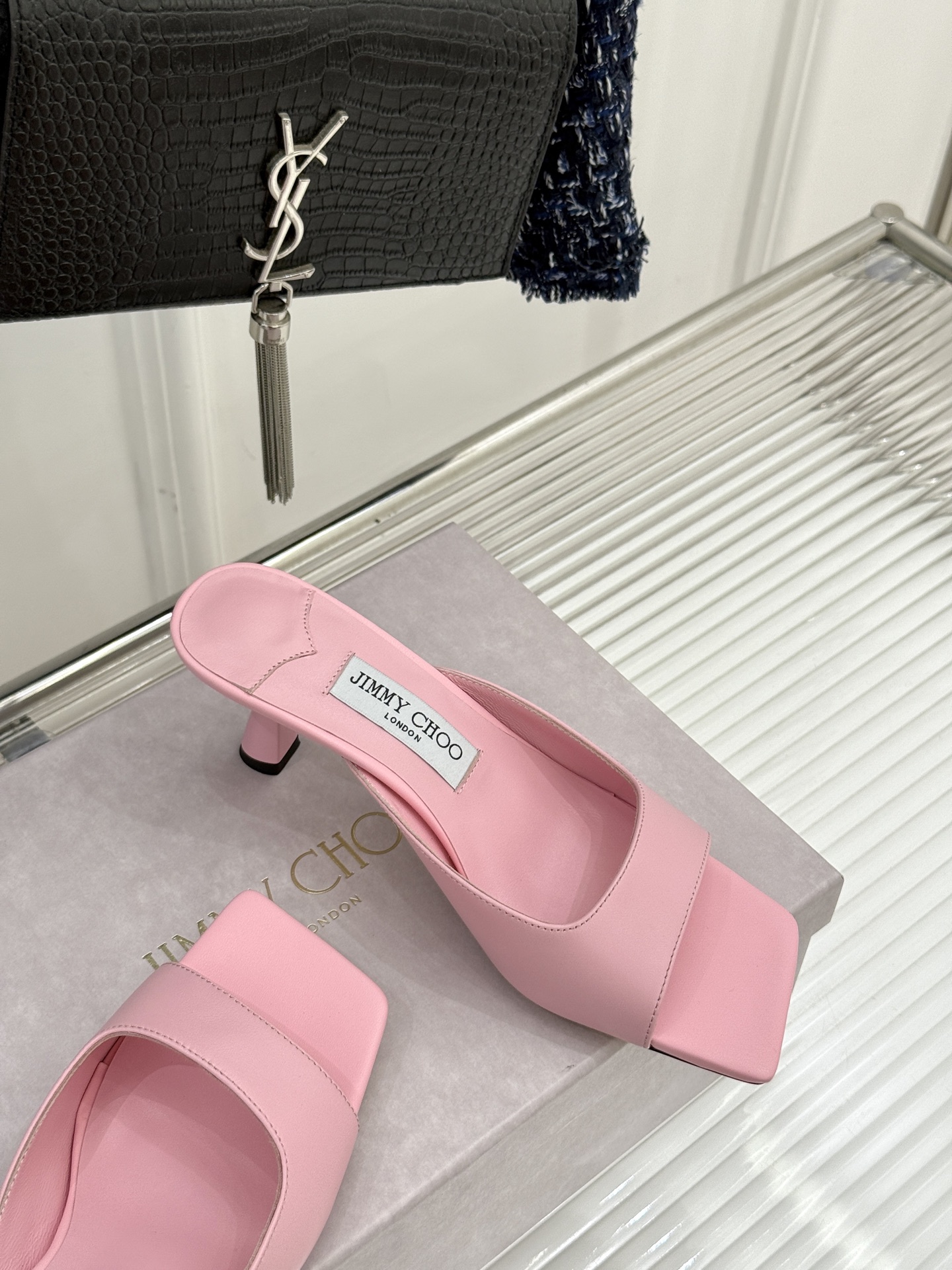 
Jimmy Choo｜吉米周经典
高跟拖鞋
真的是看一眼就爱上的程度 
丝毫不夸张 设计显秀气
上脚贼