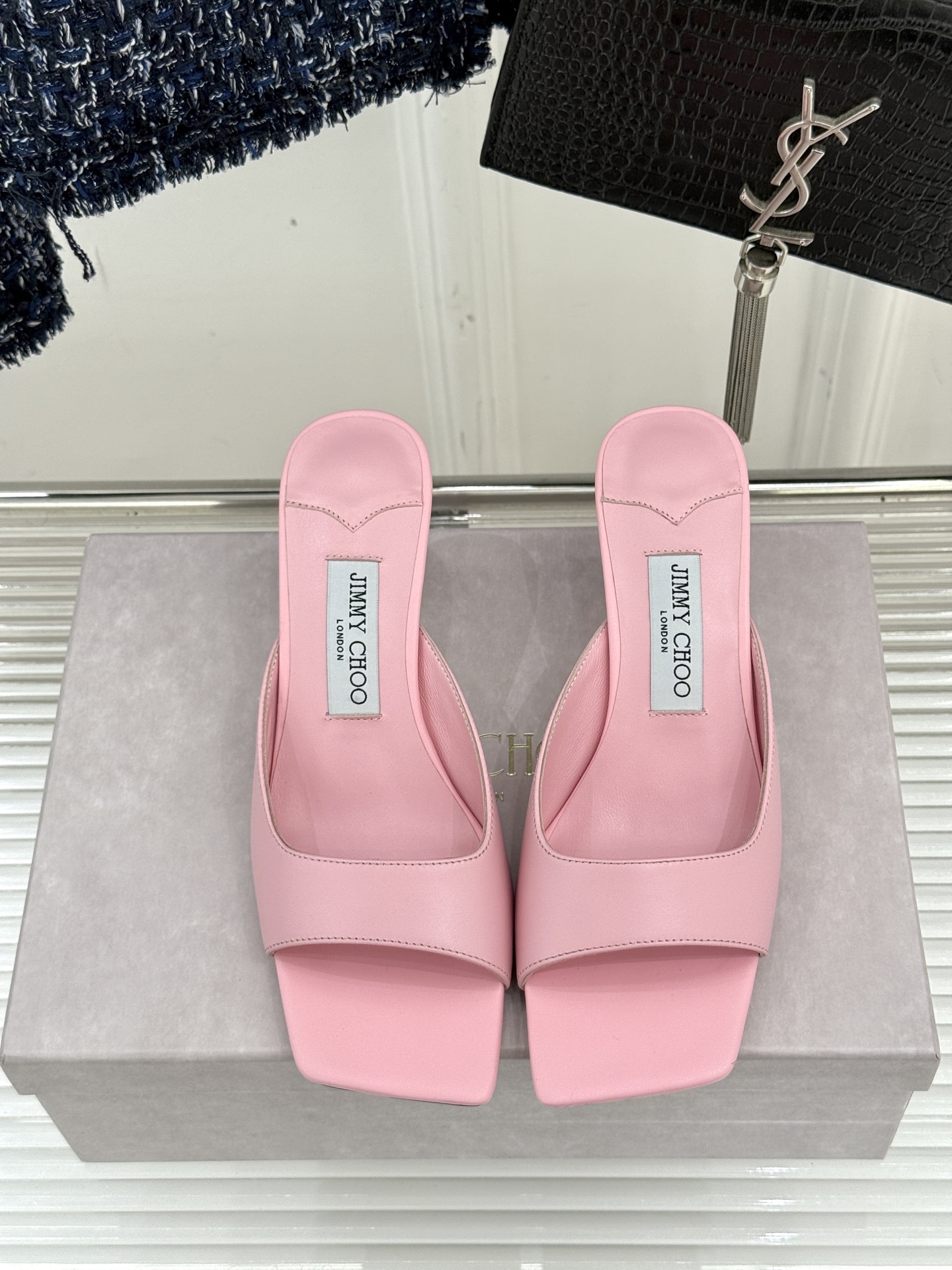 
Jimmy Choo｜吉米周经典
高跟拖鞋
真的是看一眼就爱上的程度 
丝毫不夸张 设计显秀气
上脚贼