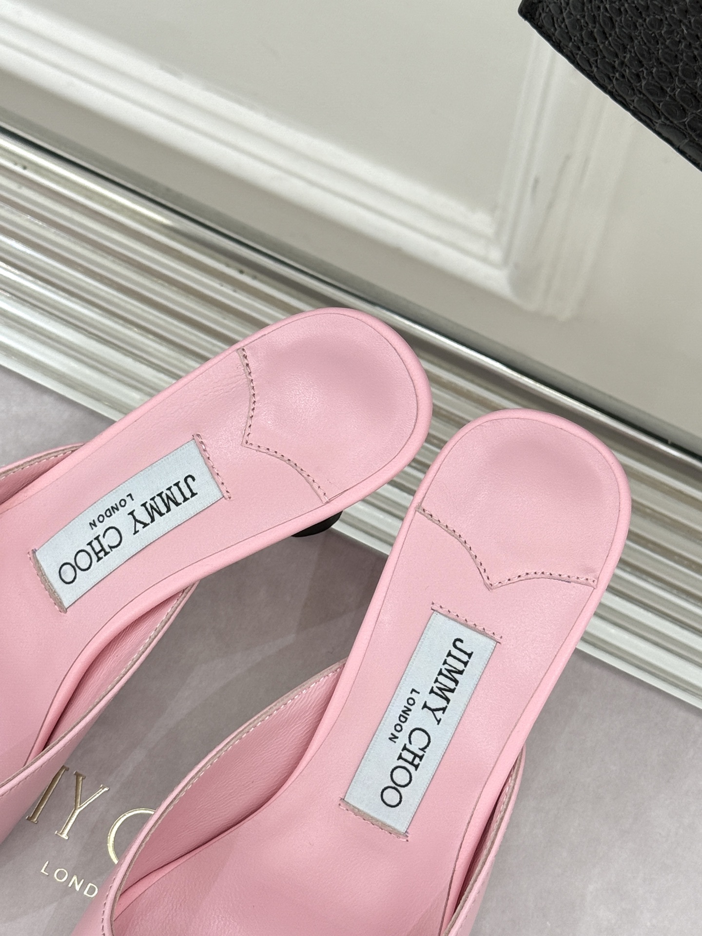 
Jimmy Choo｜吉米周经典
高跟拖鞋
真的是看一眼就爱上的程度 
丝毫不夸张 设计显秀气
上脚贼