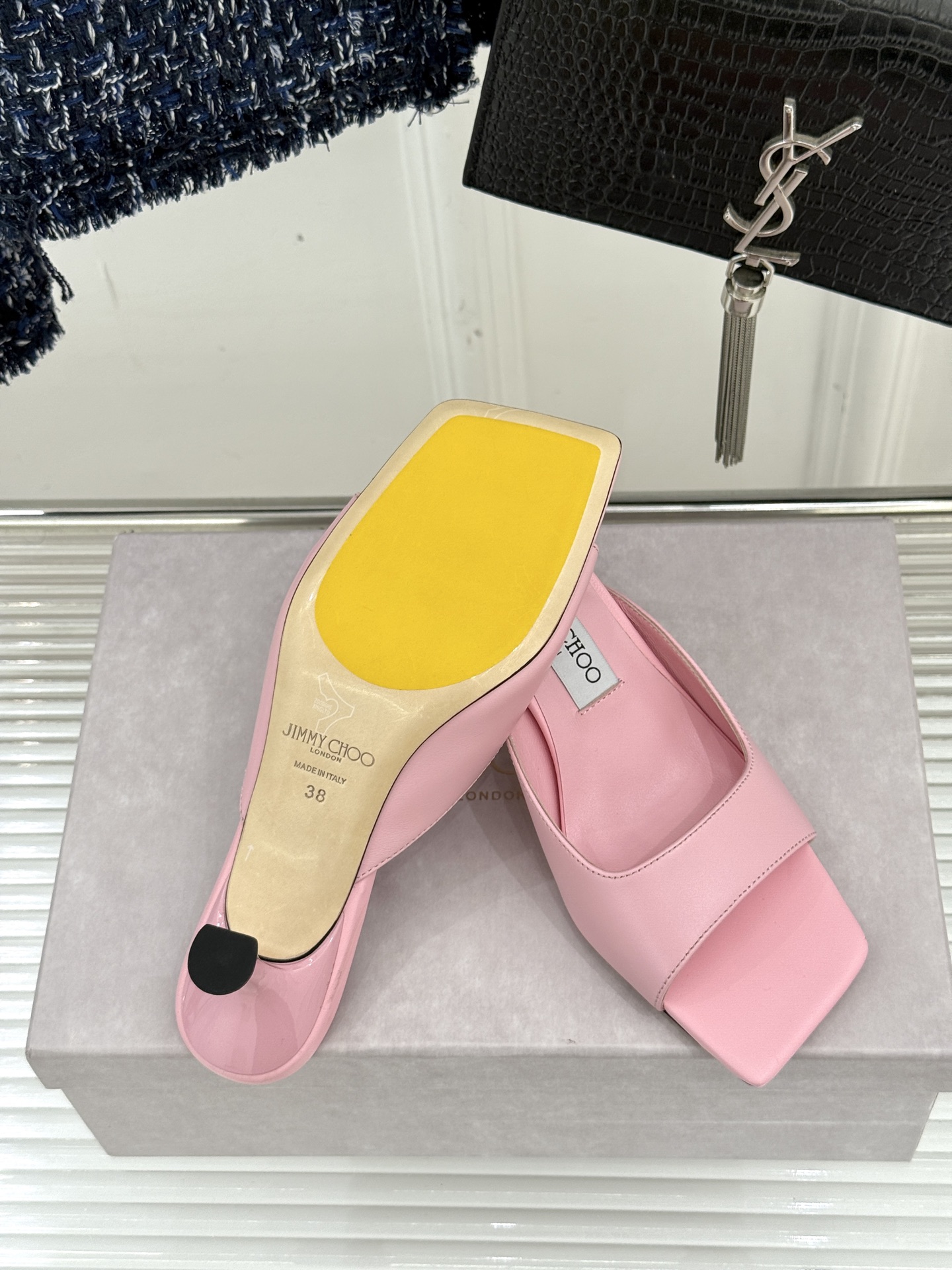 
Jimmy Choo｜吉米周经典
高跟拖鞋
真的是看一眼就爱上的程度 
丝毫不夸张 设计显秀气
上脚贼