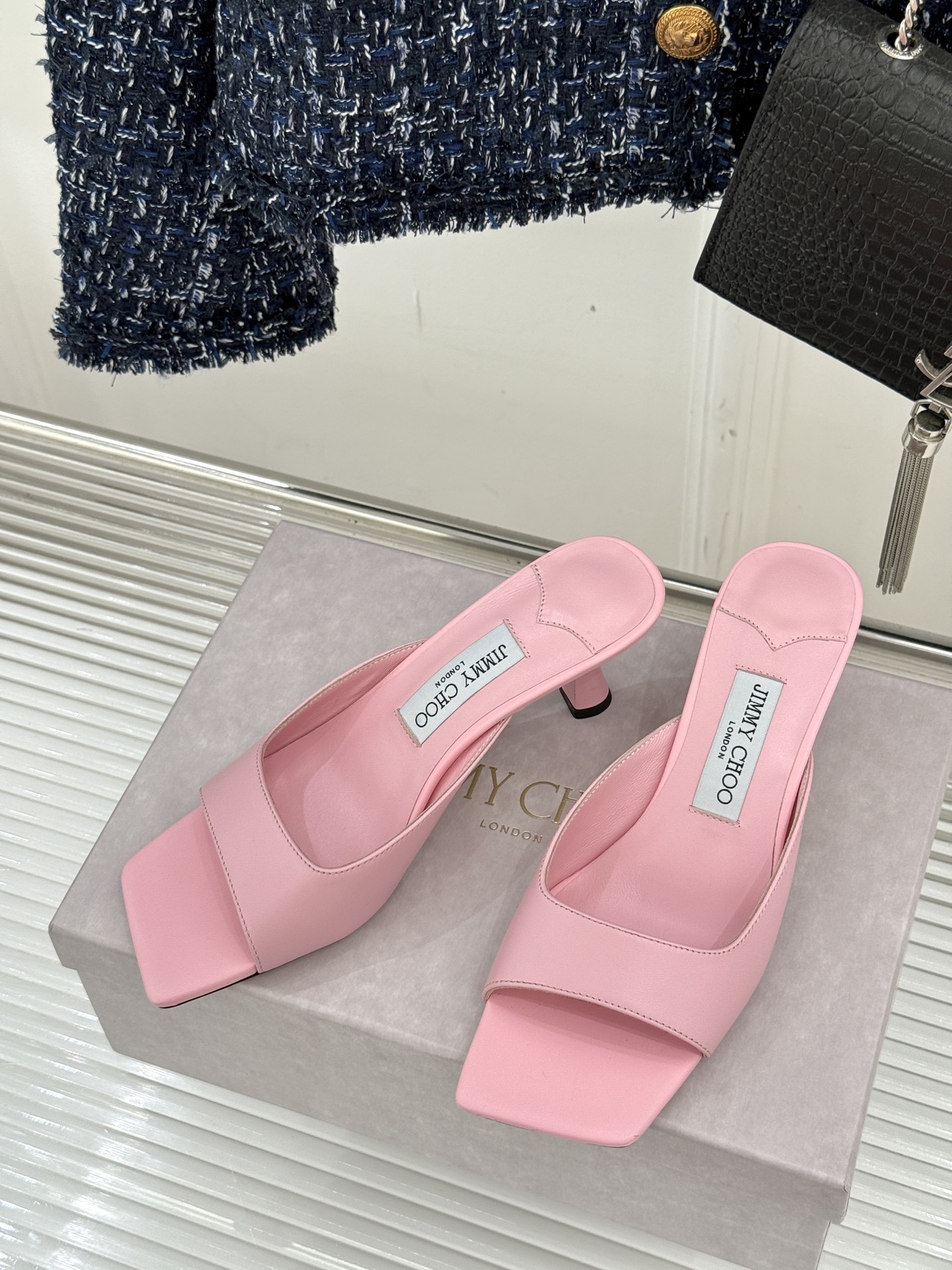 
Jimmy Choo｜吉米周经典
高跟拖鞋
真的是看一眼就爱上的程度 
丝毫不夸张 设计显秀气
上脚贼