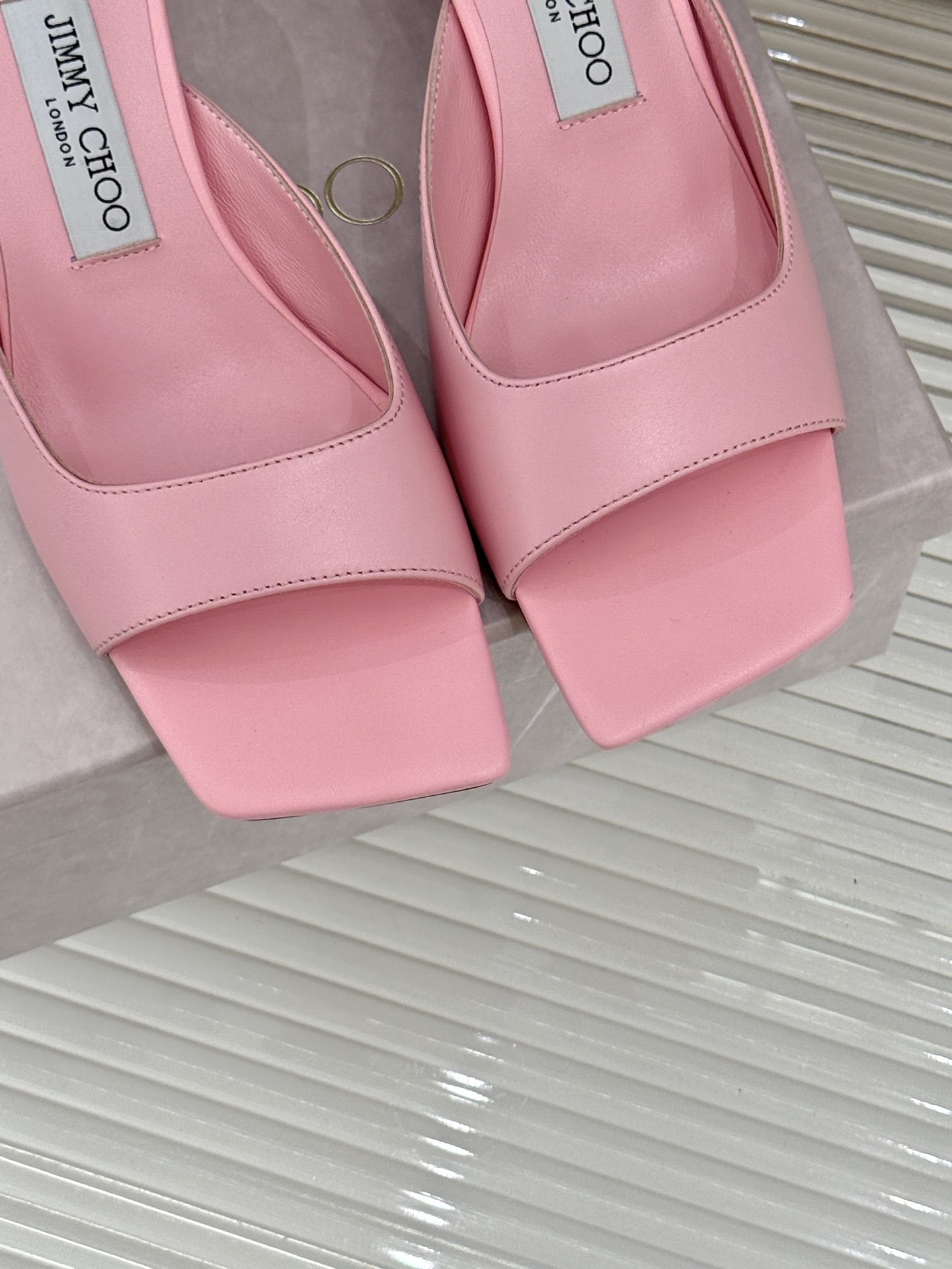 
Jimmy Choo｜吉米周经典
高跟拖鞋
真的是看一眼就爱上的程度 
丝毫不夸张 设计显秀气
上脚贼