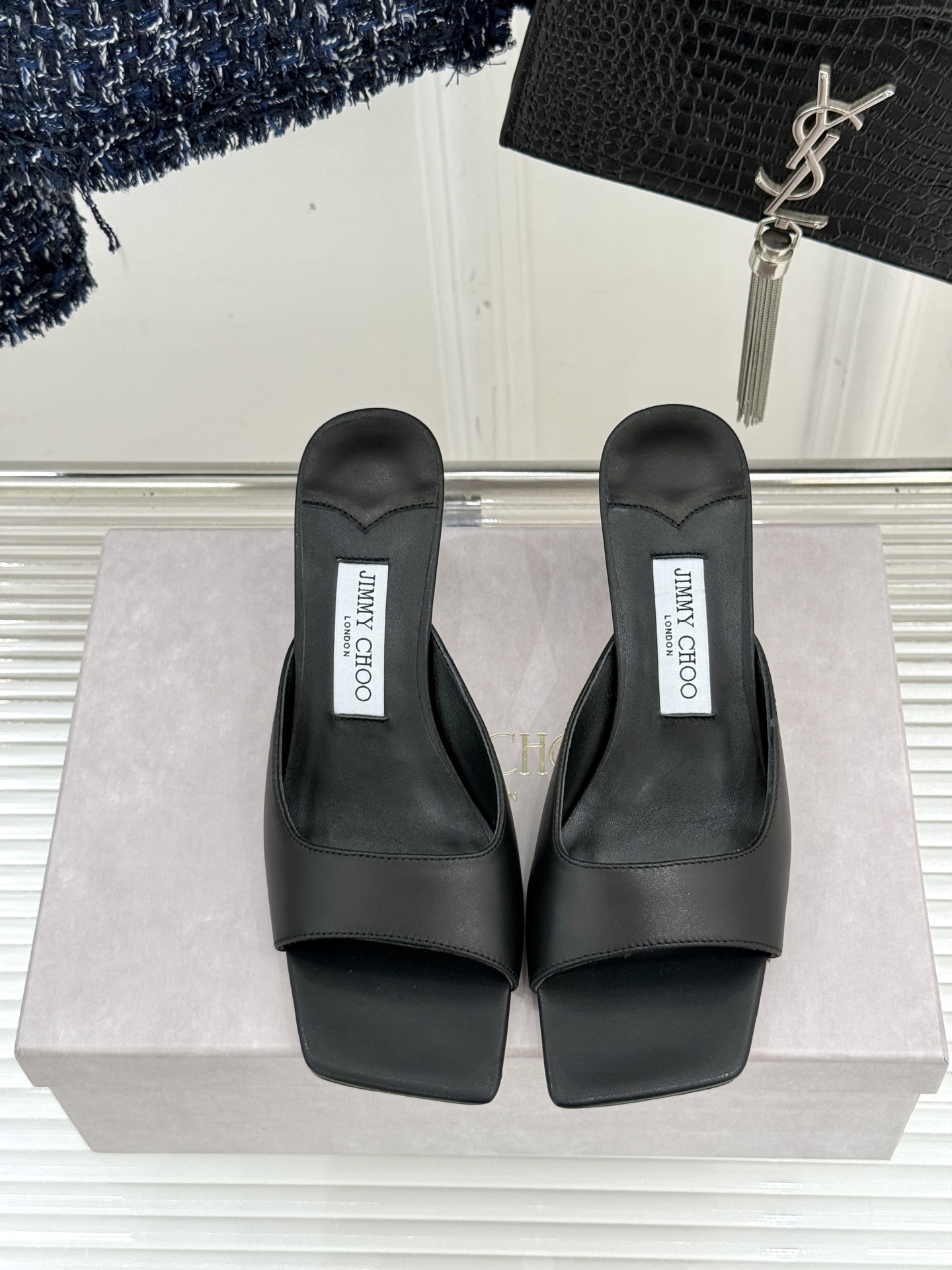 
Jimmy Choo｜吉米周经典
高跟拖鞋
真的是看一眼就爱上的程度 
丝毫不夸张 设计显秀气
上脚贼