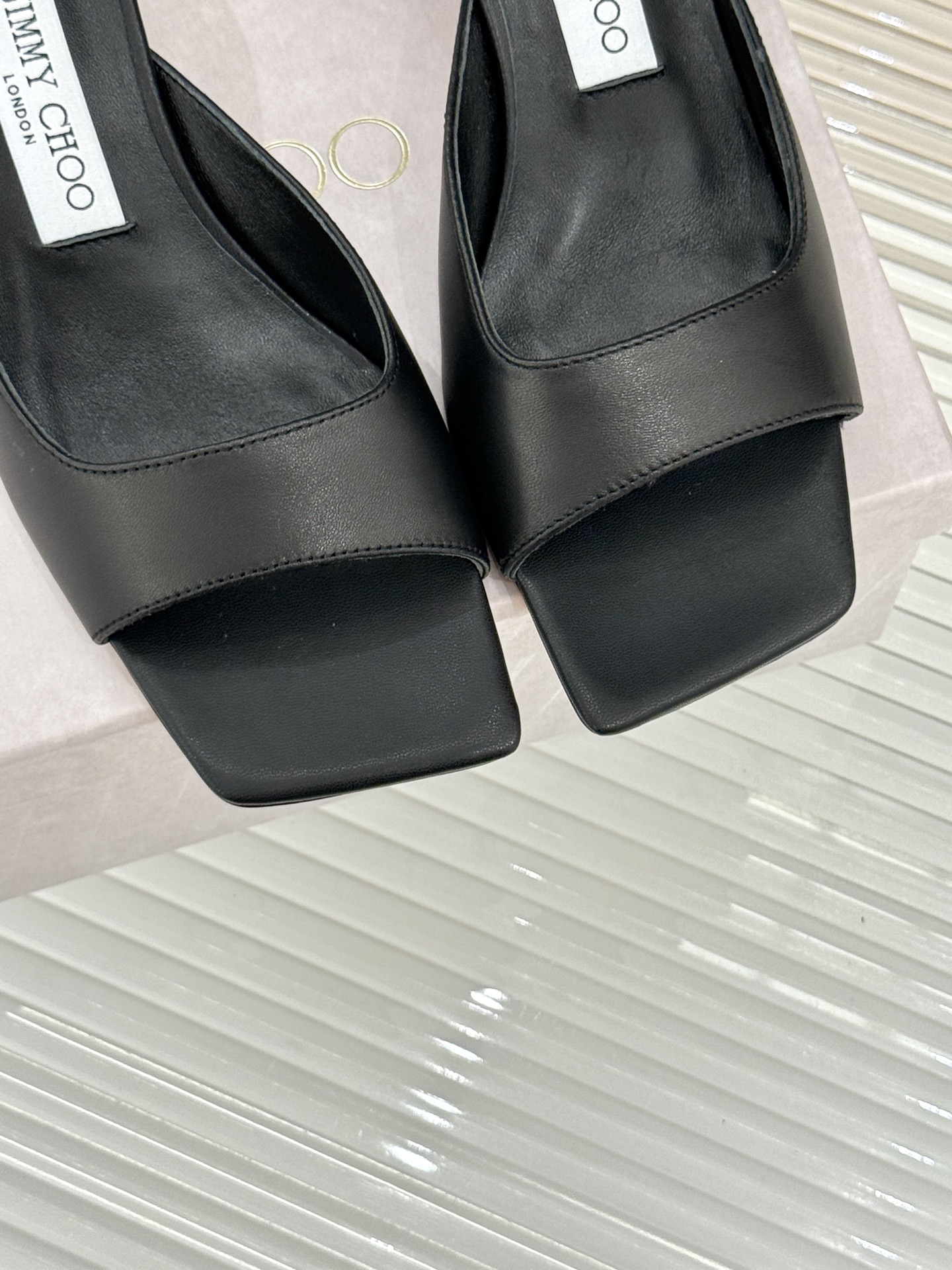 
Jimmy Choo｜吉米周经典
高跟拖鞋
真的是看一眼就爱上的程度 
丝毫不夸张 设计显秀气
上脚贼