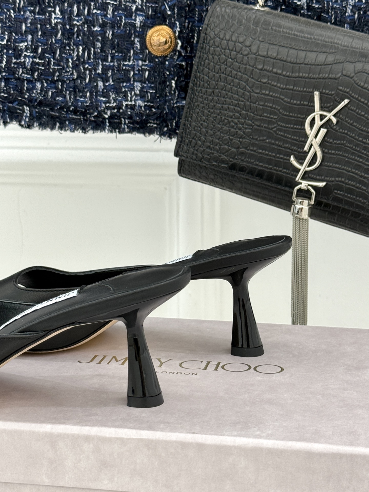 
Jimmy Choo｜吉米周经典
高跟拖鞋
真的是看一眼就爱上的程度 
丝毫不夸张 设计显秀气
上脚贼