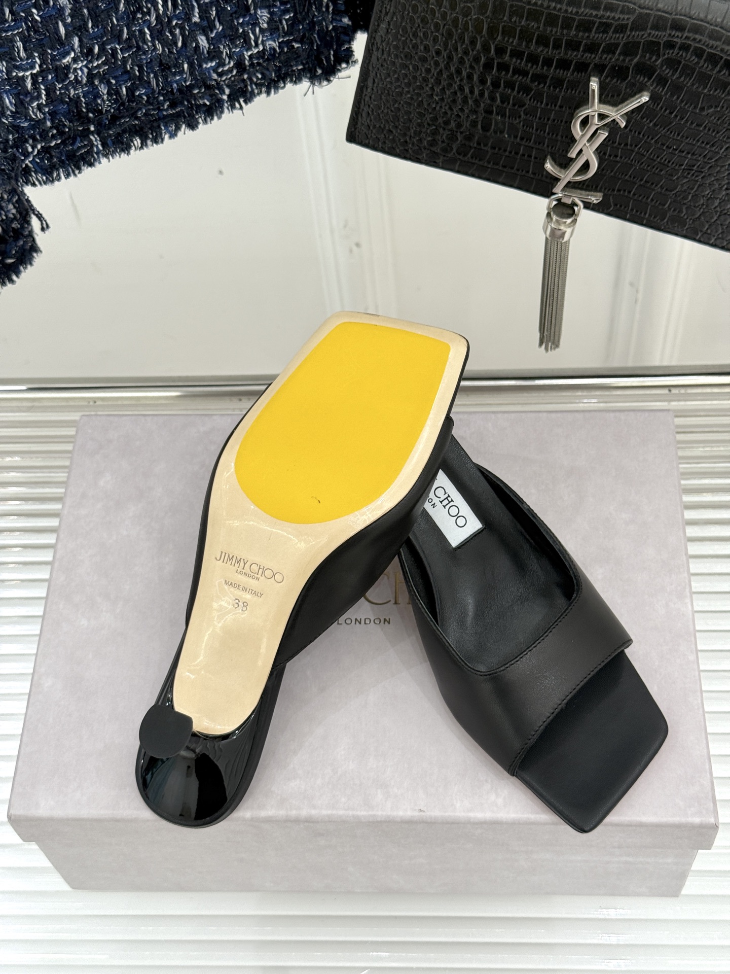 
Jimmy Choo｜吉米周经典
高跟拖鞋
真的是看一眼就爱上的程度 
丝毫不夸张 设计显秀气
上脚贼