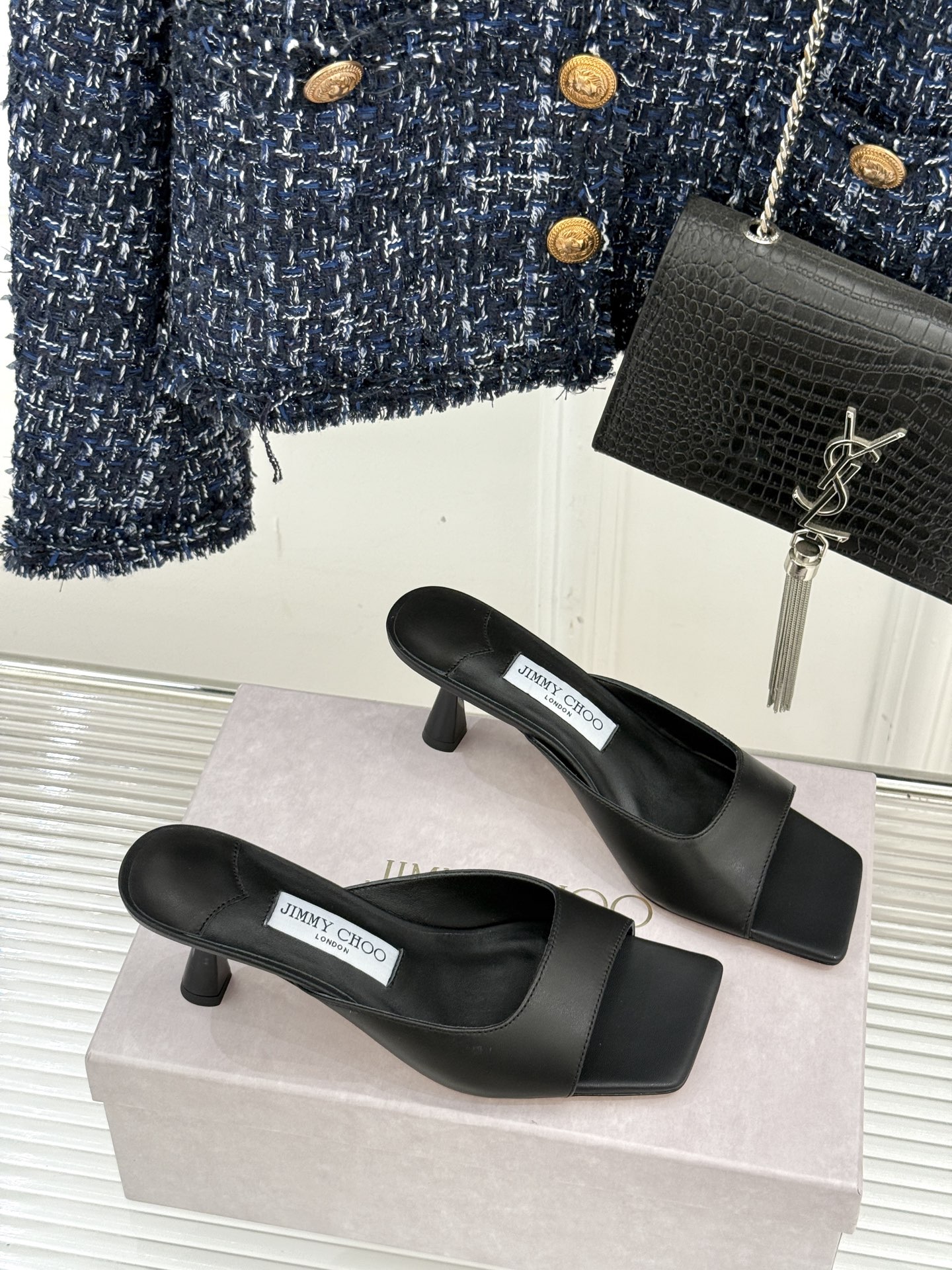 
Jimmy Choo｜吉米周经典
高跟拖鞋
真的是看一眼就爱上的程度 
丝毫不夸张 设计显秀气
上脚贼