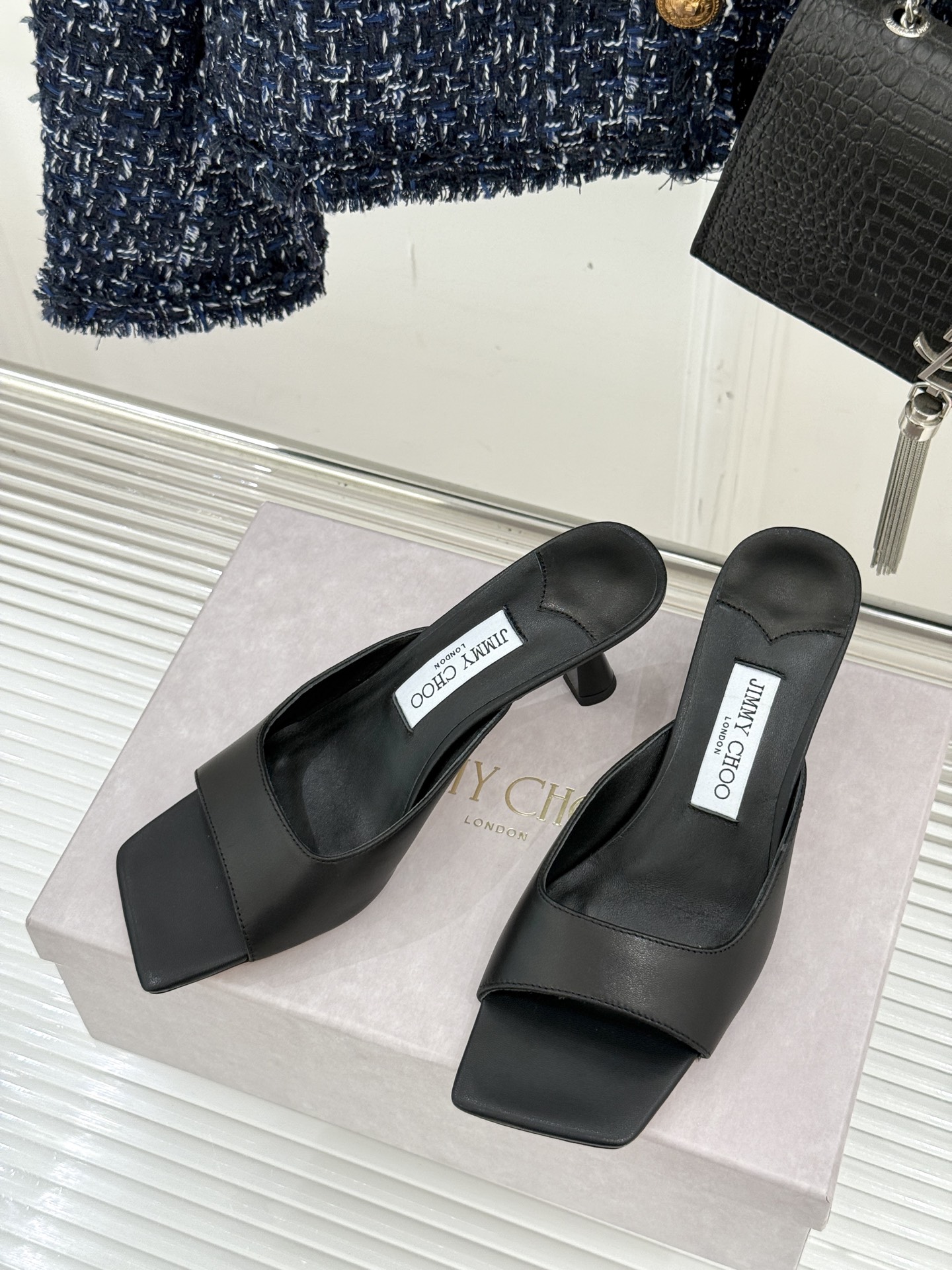 
Jimmy Choo｜吉米周经典
高跟拖鞋
真的是看一眼就爱上的程度 
丝毫不夸张 设计显秀气
上脚贼