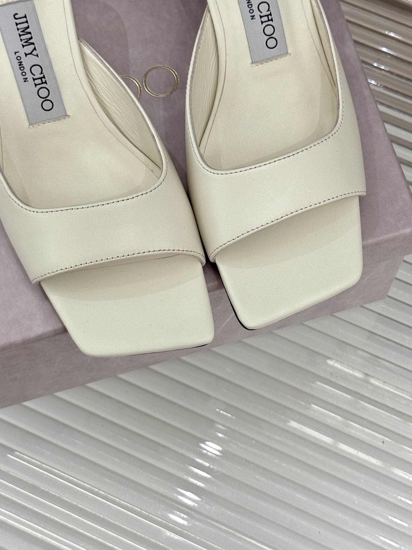 
Jimmy Choo｜吉米周经典
高跟拖鞋
真的是看一眼就爱上的程度 
丝毫不夸张 设计显秀气
上脚贼