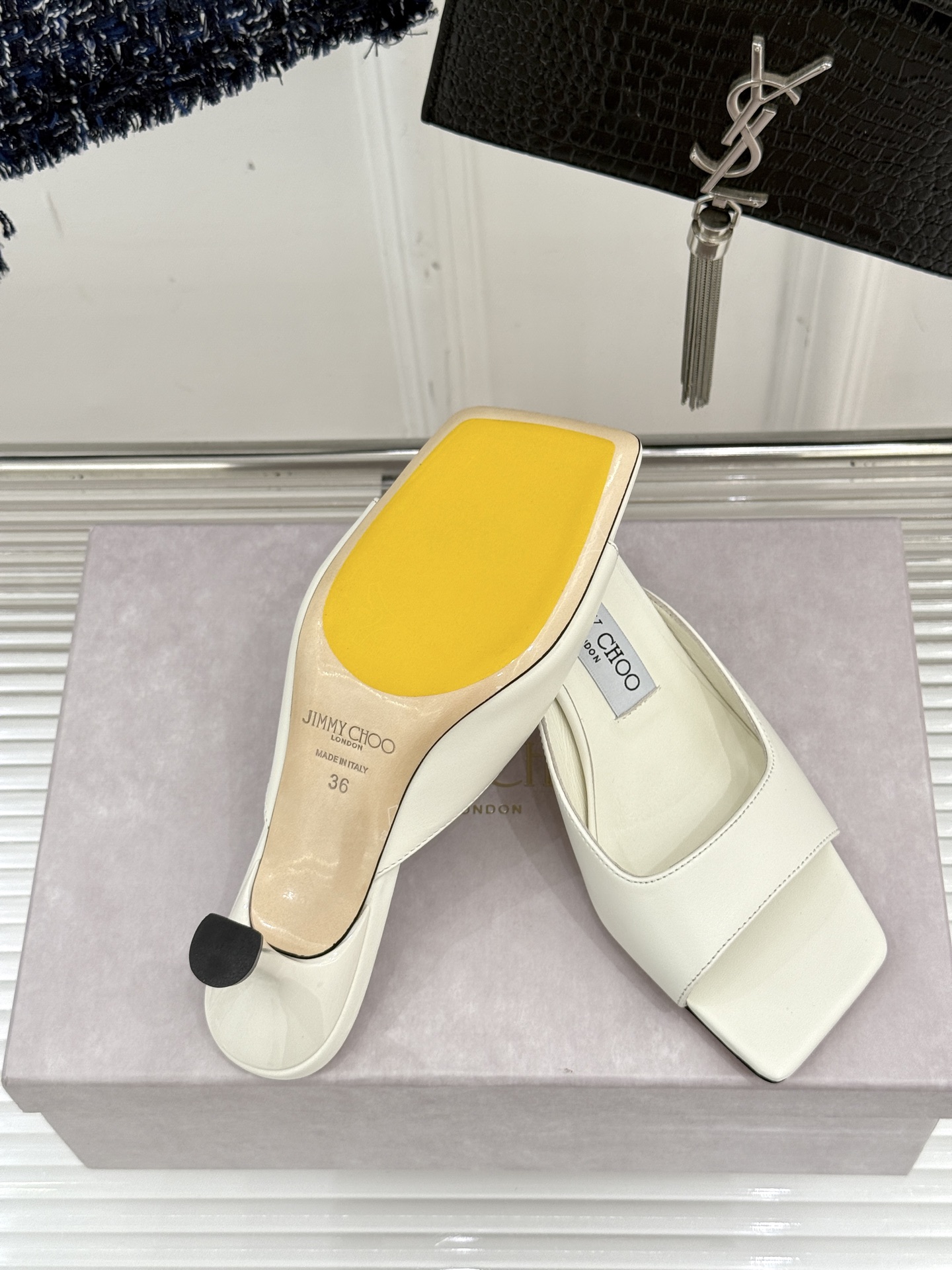 
Jimmy Choo｜吉米周经典
高跟拖鞋
真的是看一眼就爱上的程度 
丝毫不夸张 设计显秀气
上脚贼
