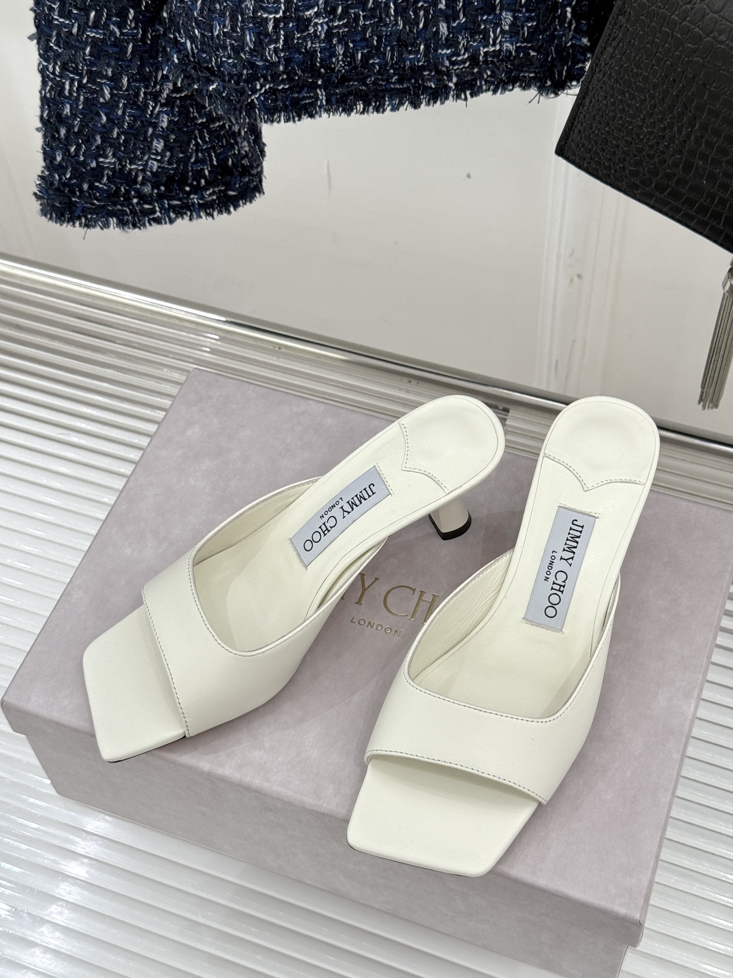 
Jimmy Choo｜吉米周经典
高跟拖鞋
真的是看一眼就爱上的程度 
丝毫不夸张 设计显秀气
上脚贼