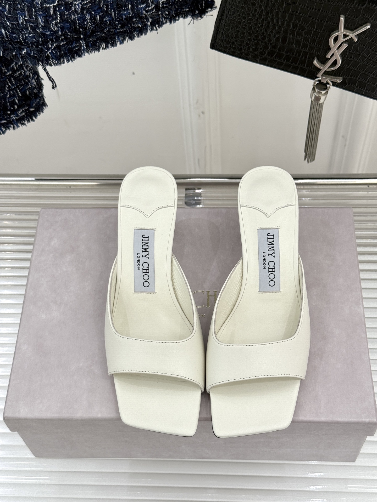 
Jimmy Choo｜吉米周经典
高跟拖鞋
真的是看一眼就爱上的程度 
丝毫不夸张 设计显秀气
上脚贼