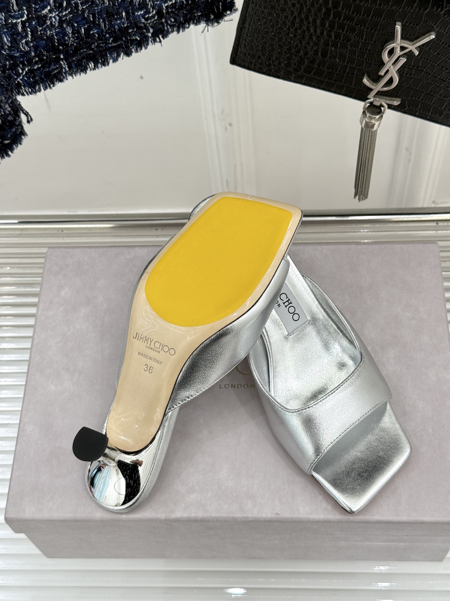 
Jimmy Choo｜吉米周经典
高跟拖鞋
真的是看一眼就爱上的程度 
丝毫不夸张 设计显秀气
上脚贼