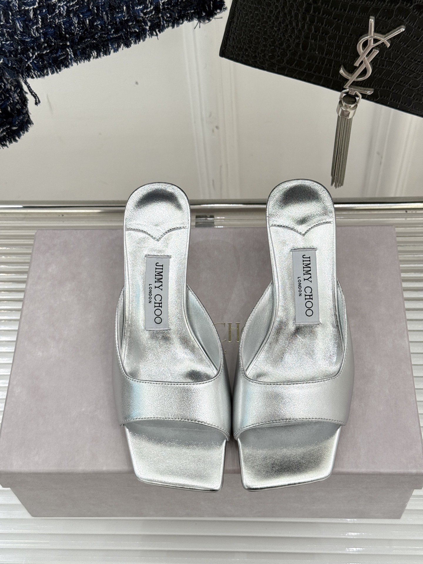 
Jimmy Choo｜吉米周经典
高跟拖鞋
真的是看一眼就爱上的程度 
丝毫不夸张 设计显秀气
上脚贼