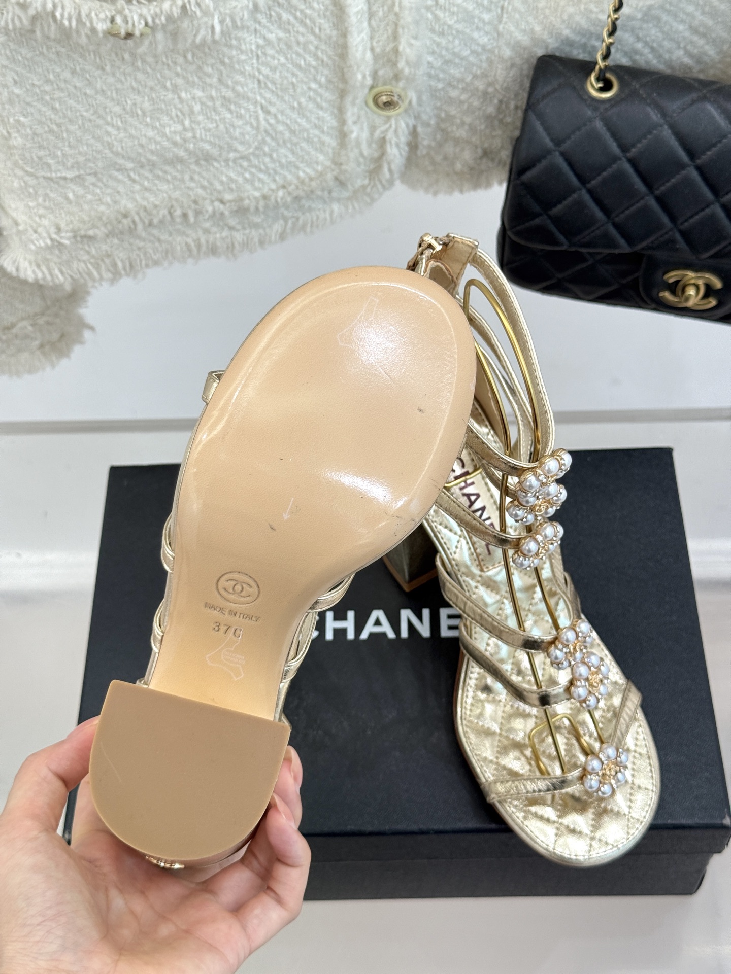 CHANE* ｜小香25。春夏新品
山茶花珍珠粗跟凉鞋！ 
这一季的凉鞋实在是太好看了吧！
都是美眉们必