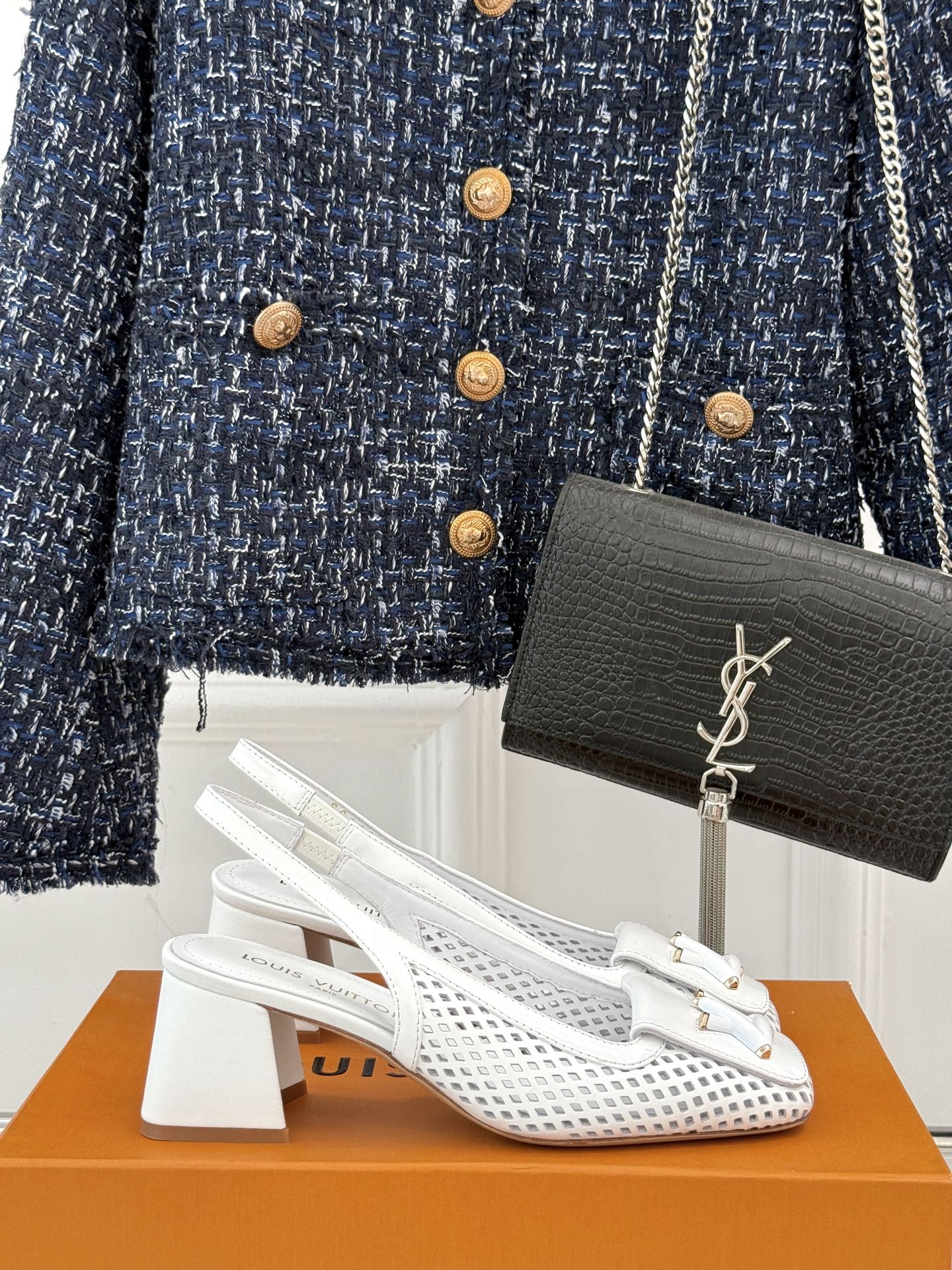 NO:390567,L*V Donkey House 25c Spring and Summer New Product Hollow Thick Heel Sandals So Beautiful!  Full of cuteness, youthful and high-end, simple and fashionable, super long legs!  It's really awesome item. The fabric is made of original custom leather. The inner foot pads are all lambskin. Italian imported cowhide sole. Size35-39 (customized by 40/41/42), high heels, sandals, louis vuitton, louis vuitton, sandals, high heels, cowhide, sheepskin19860909L*V驴家25c春夏新品 镂空粗跟凉鞋 太好看了！可爱满分 兼具青春感和高级感 简约时髦超显腿长！ 真的是绝绝子单品 面料是采用原版定制皮料 内里垫脚均为小羊皮 意大利进口牛皮大底 Size35-39（40/41/42定制）,高跟鞋凉鞋,louis vuitton,louis vuitton,sandals,high heels,cowhide,sheepskin,Women's Shoes