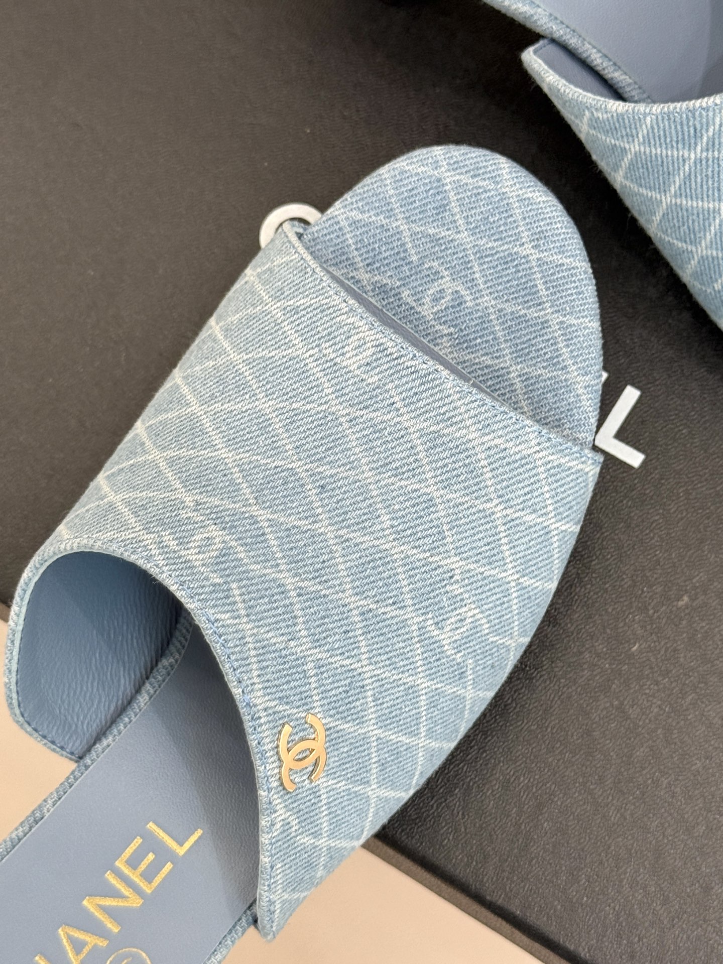 
CHANE* ｜小香25。春夏新品走秀款双C高跟拖鞋
走秀主推款🔥这季太好看了😍 整体设计简约大气又耐