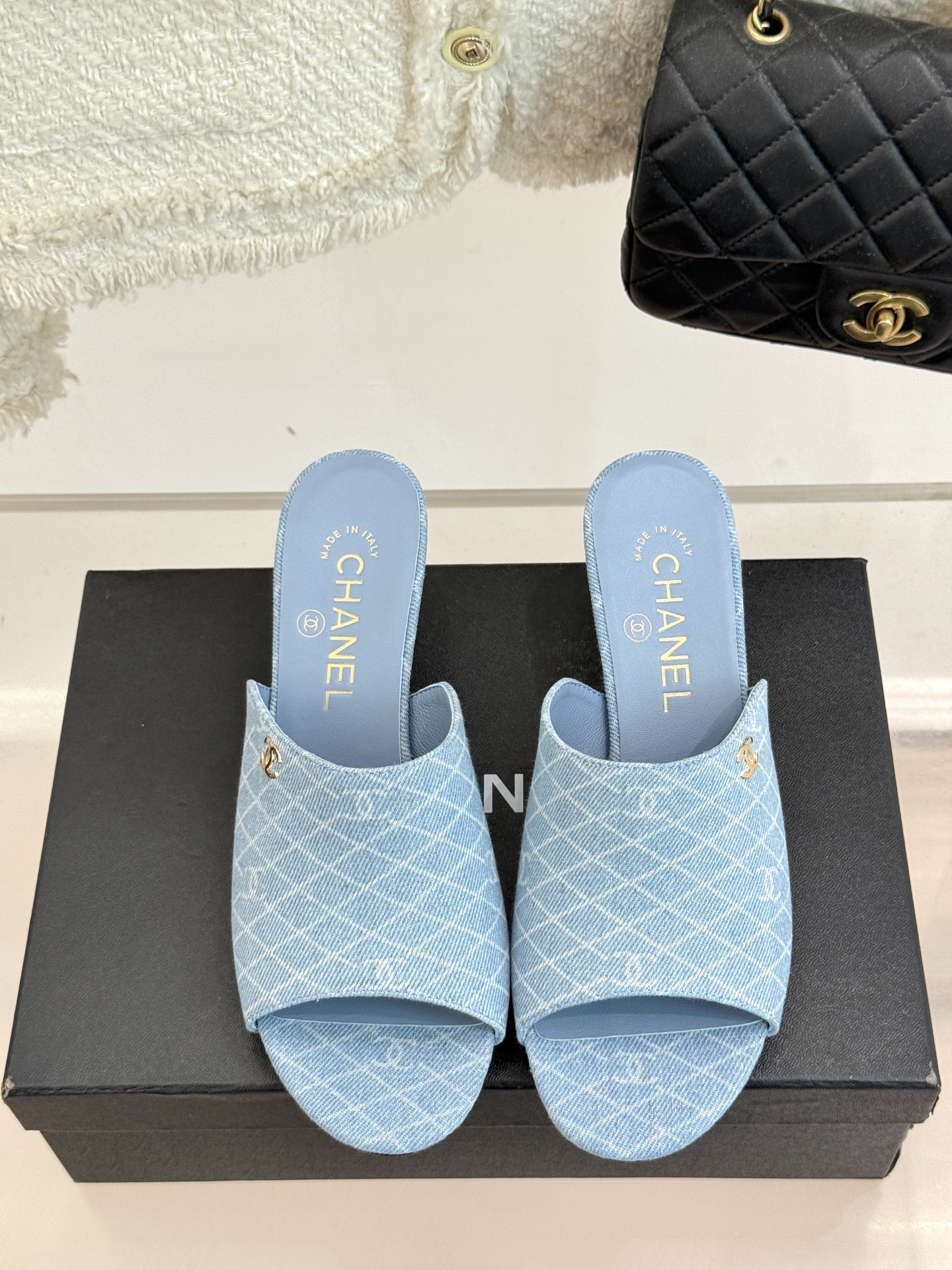 
CHANE* ｜小香25。春夏新品走秀款双C高跟拖鞋
走秀主推款🔥这季太好看了😍 整体设计简约大气又耐