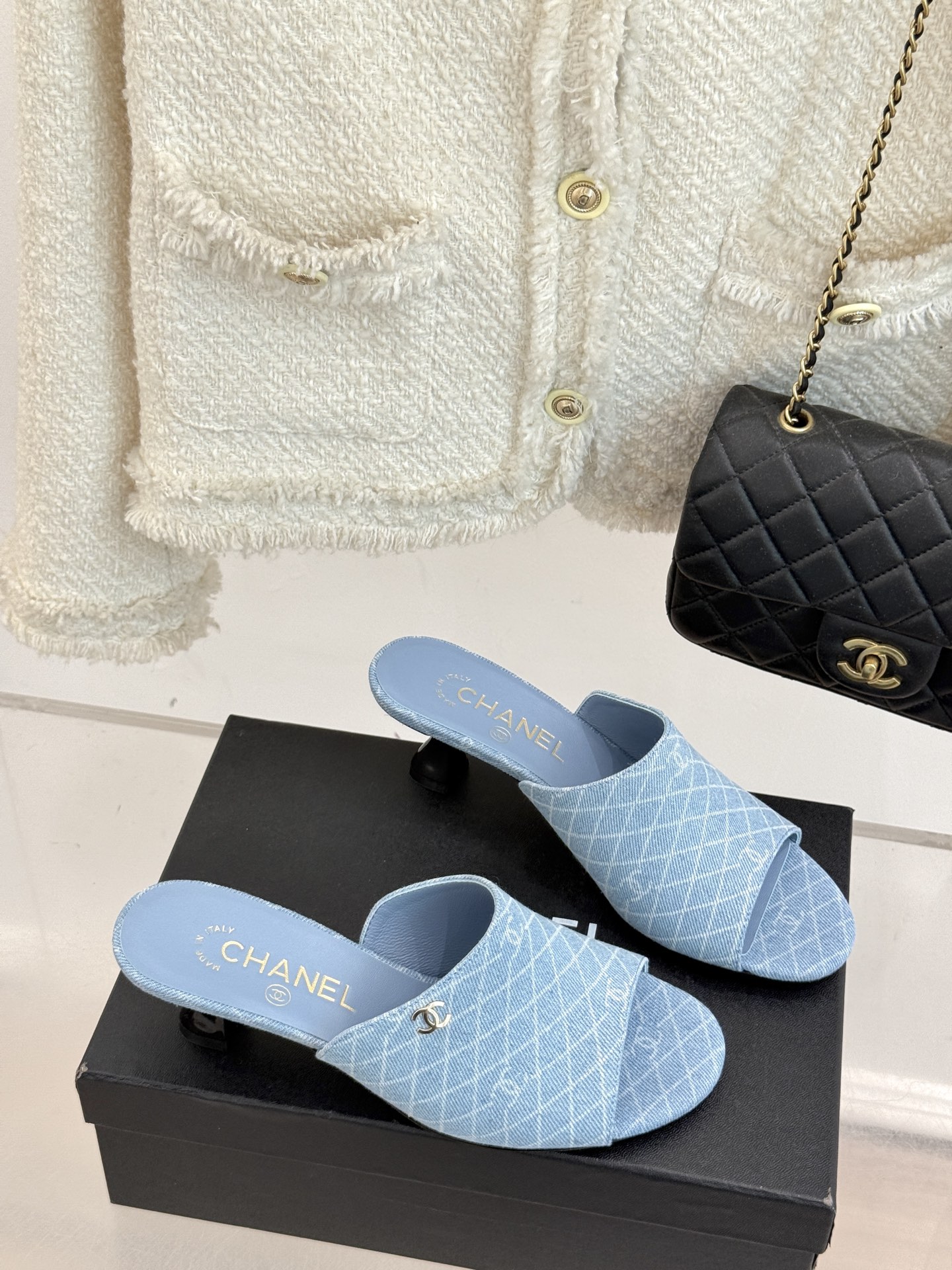 
CHANE* ｜小香25。春夏新品走秀款双C高跟拖鞋
走秀主推款🔥这季太好看了😍 整体设计简约大气又耐