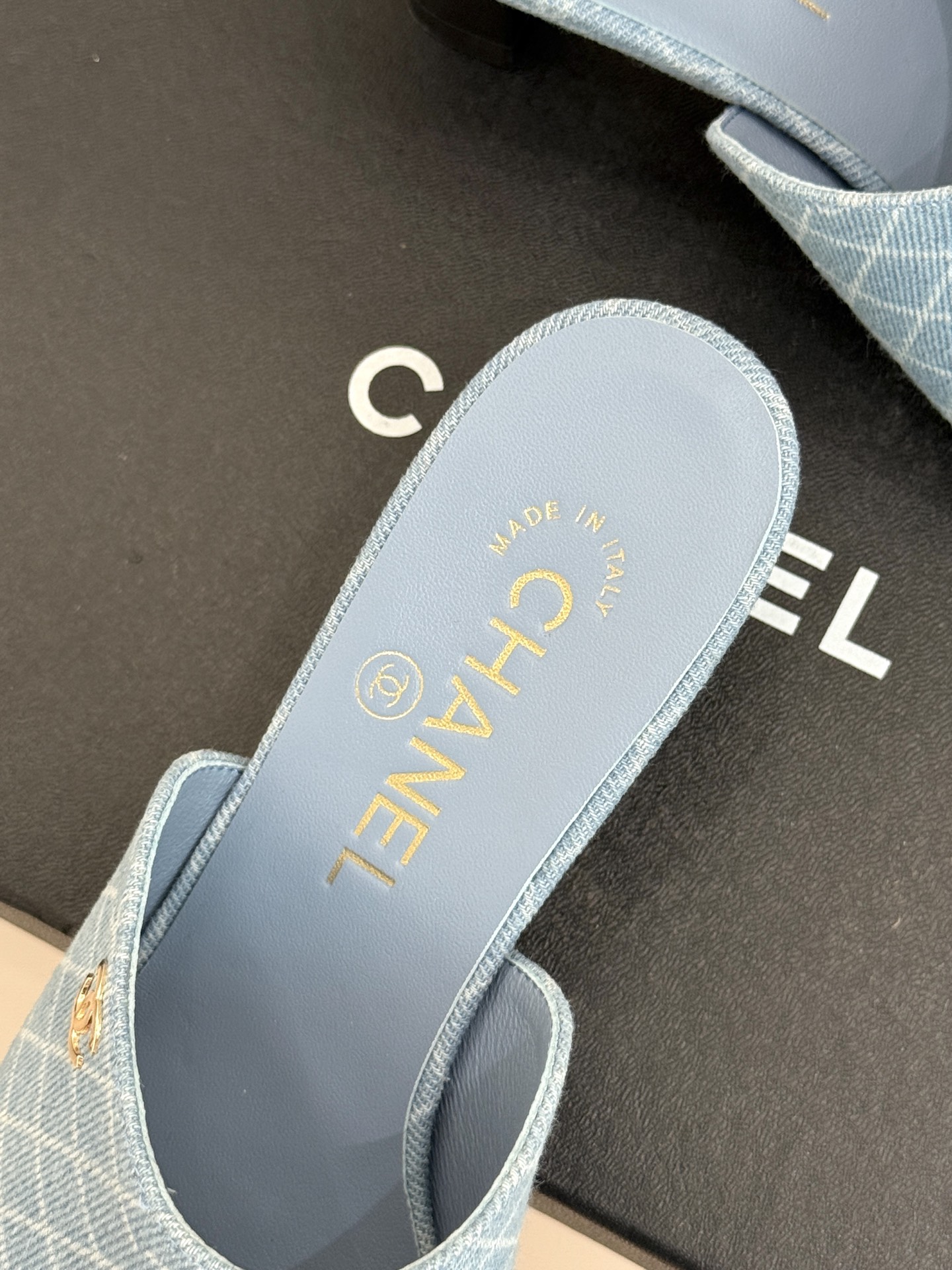 
CHANE* ｜小香25。春夏新品走秀款双C高跟拖鞋
走秀主推款🔥这季太好看了😍 整体设计简约大气又耐