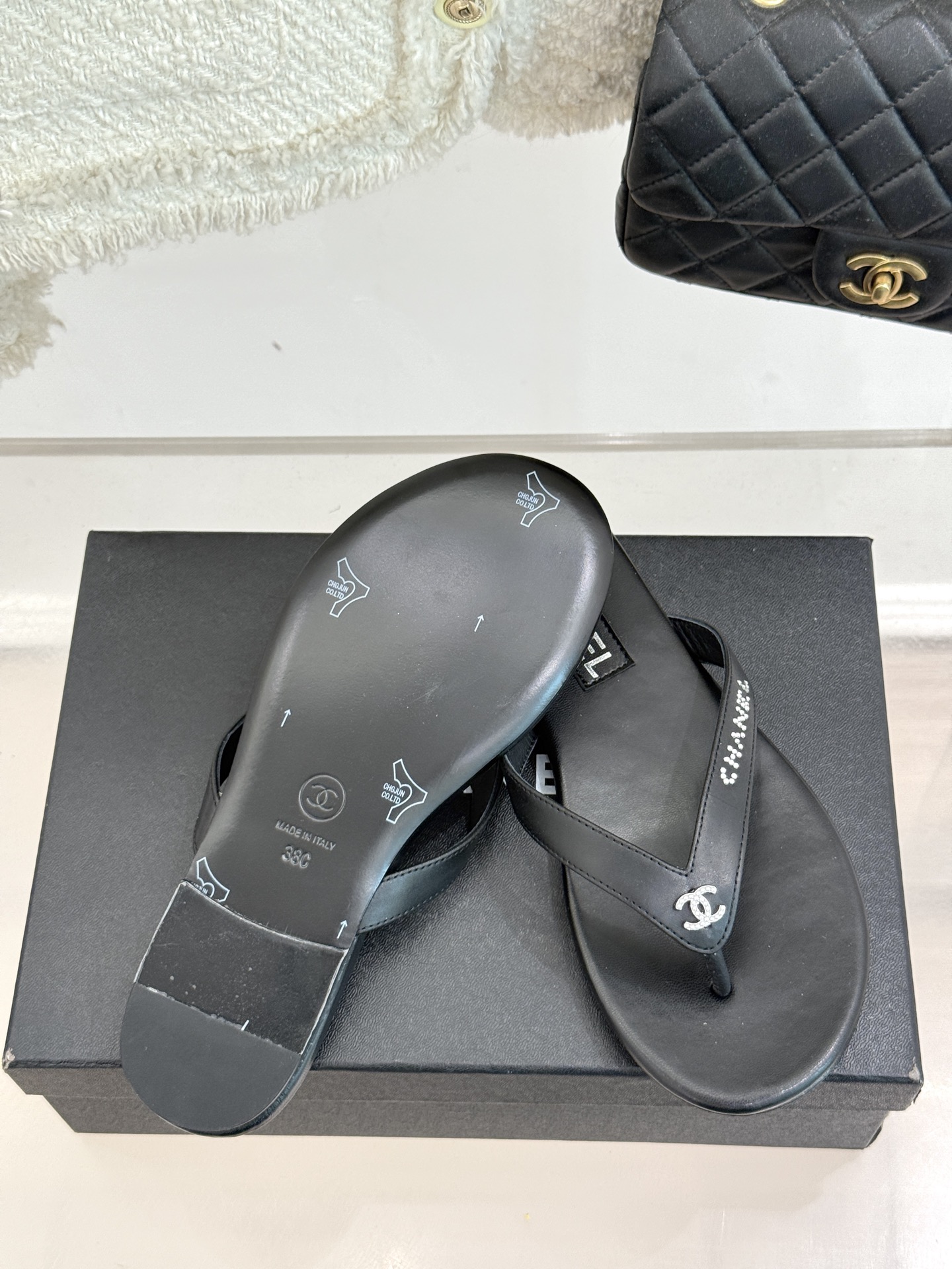 
CHANEL THONGS是25C春夏
秀场水钻字母夹脚人字拖
夏天的人字拖莫名让人感到自由
带子镶嵌