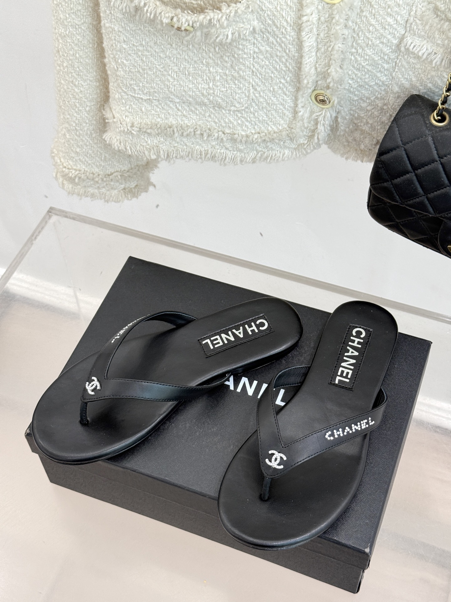 
CHANEL THONGS是25C春夏
秀场水钻字母夹脚人字拖
夏天的人字拖莫名让人感到自由
带子镶嵌
