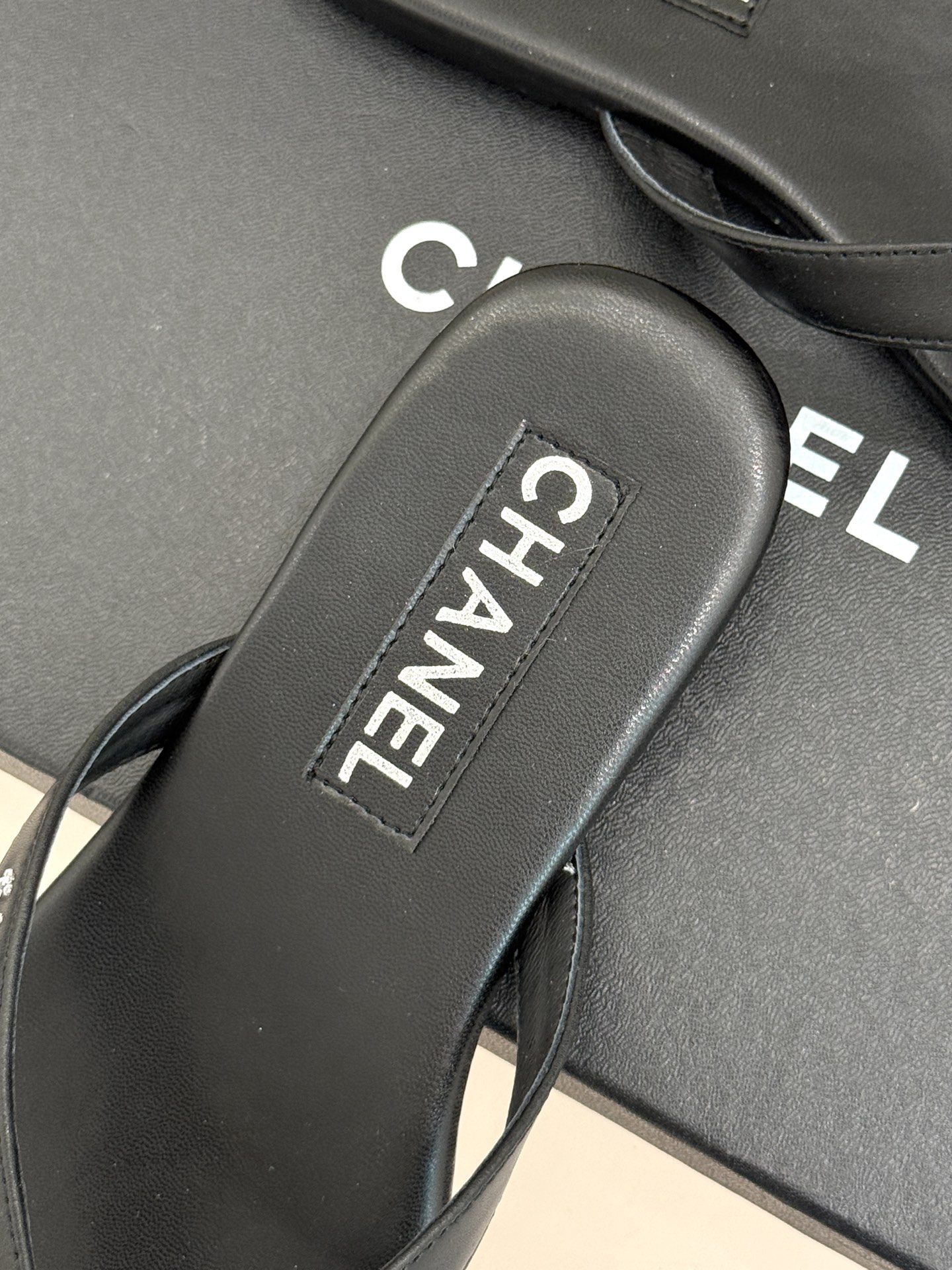 
CHANEL THONGS是25C春夏
秀场水钻字母夹脚人字拖
夏天的人字拖莫名让人感到自由
带子镶嵌