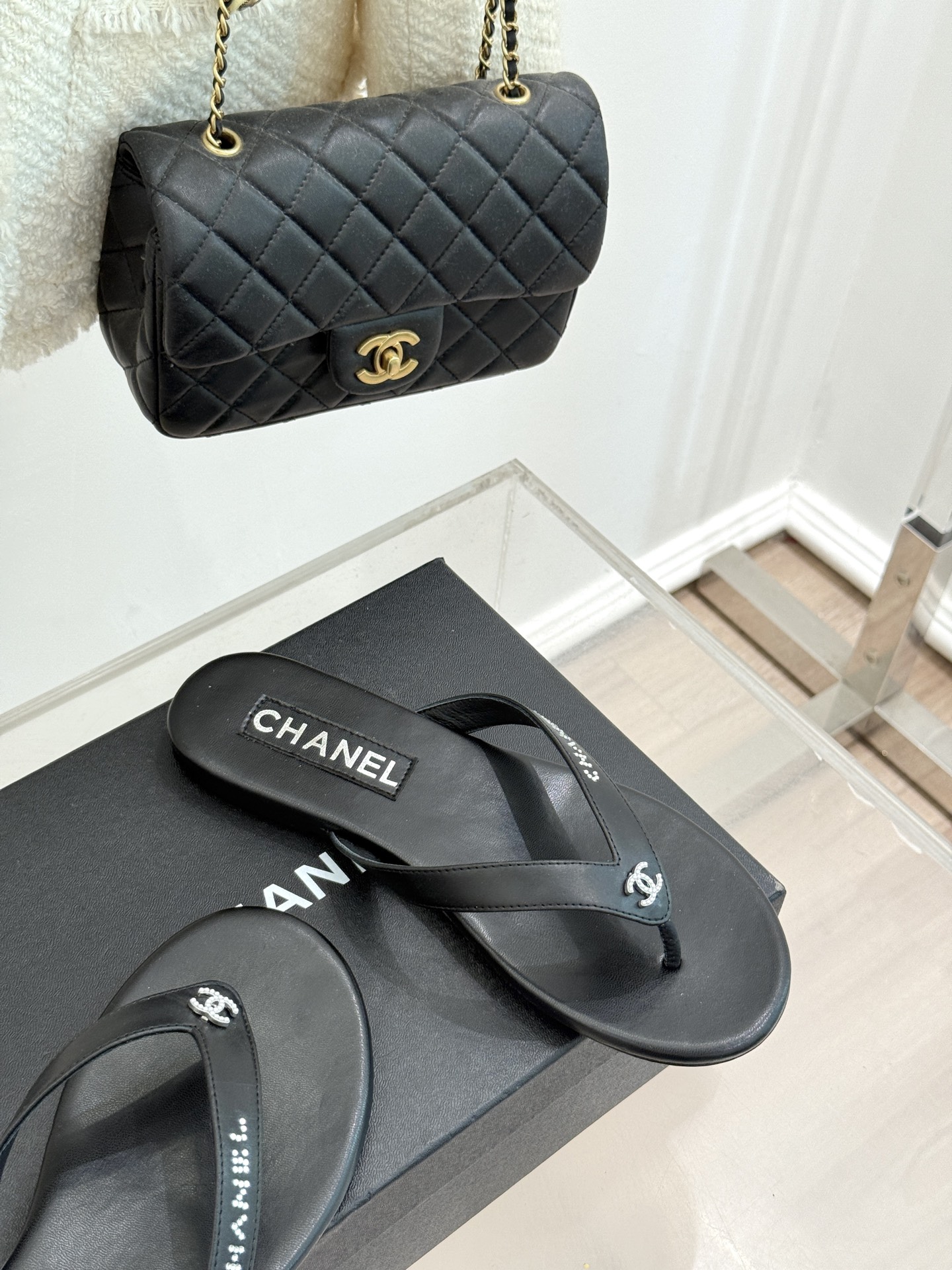 
CHANEL THONGS是25C春夏
秀场水钻字母夹脚人字拖
夏天的人字拖莫名让人感到自由
带子镶嵌