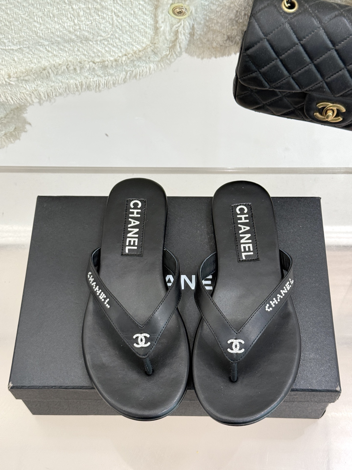 
CHANEL THONGS是25C春夏
秀场水钻字母夹脚人字拖
夏天的人字拖莫名让人感到自由
带子镶嵌