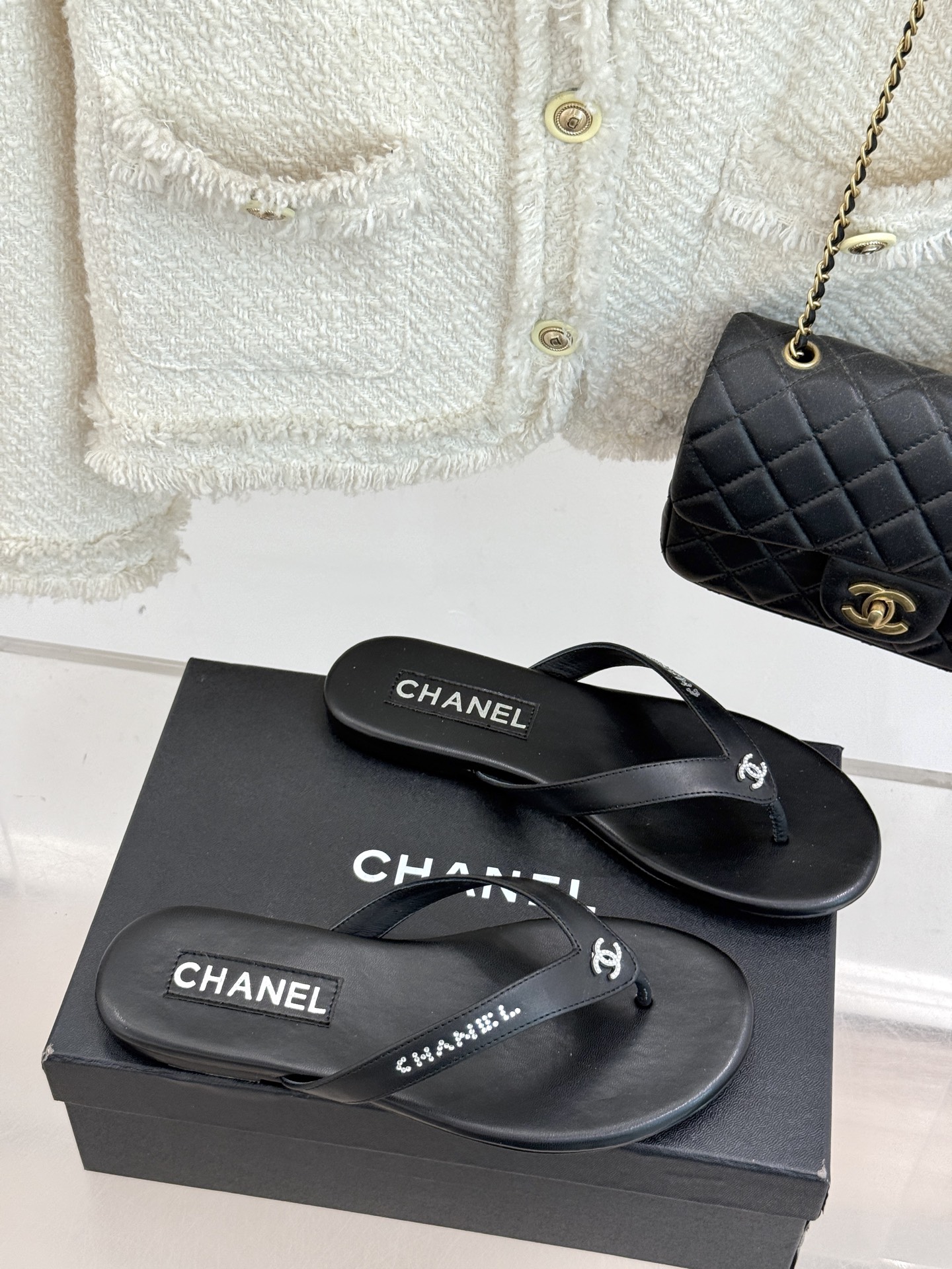 
CHANEL THONGS是25C春夏
秀场水钻字母夹脚人字拖
夏天的人字拖莫名让人感到自由
带子镶嵌