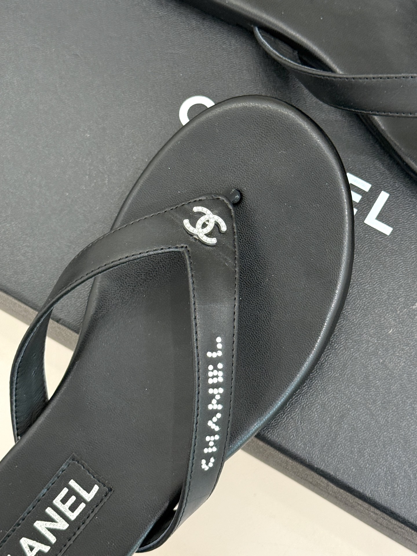 
CHANEL THONGS是25C春夏
秀场水钻字母夹脚人字拖
夏天的人字拖莫名让人感到自由
带子镶嵌