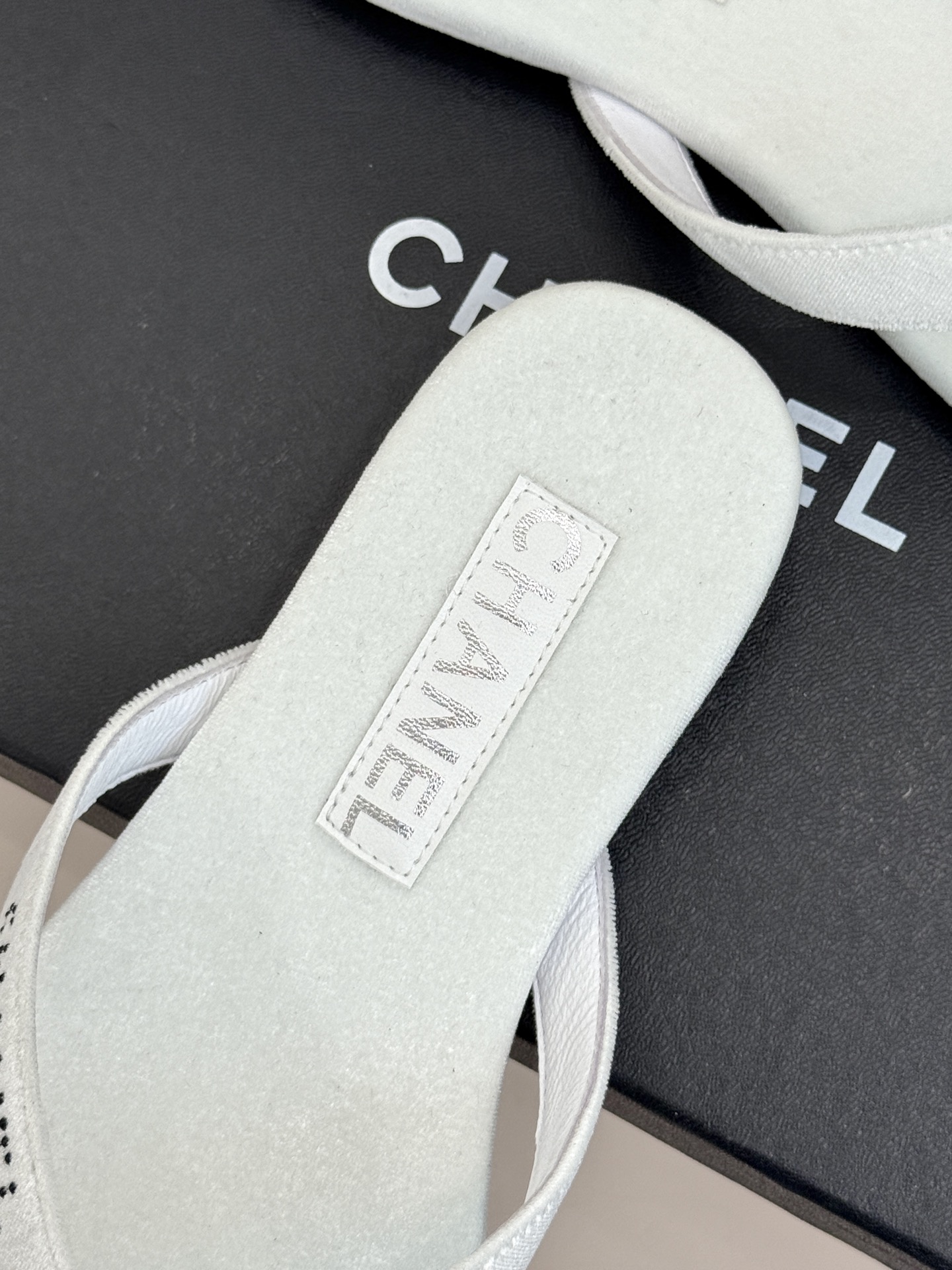
CHANEL THONGS是25C春夏
秀场水钻字母夹脚人字拖
夏天的人字拖莫名让人感到自由
带子镶嵌
