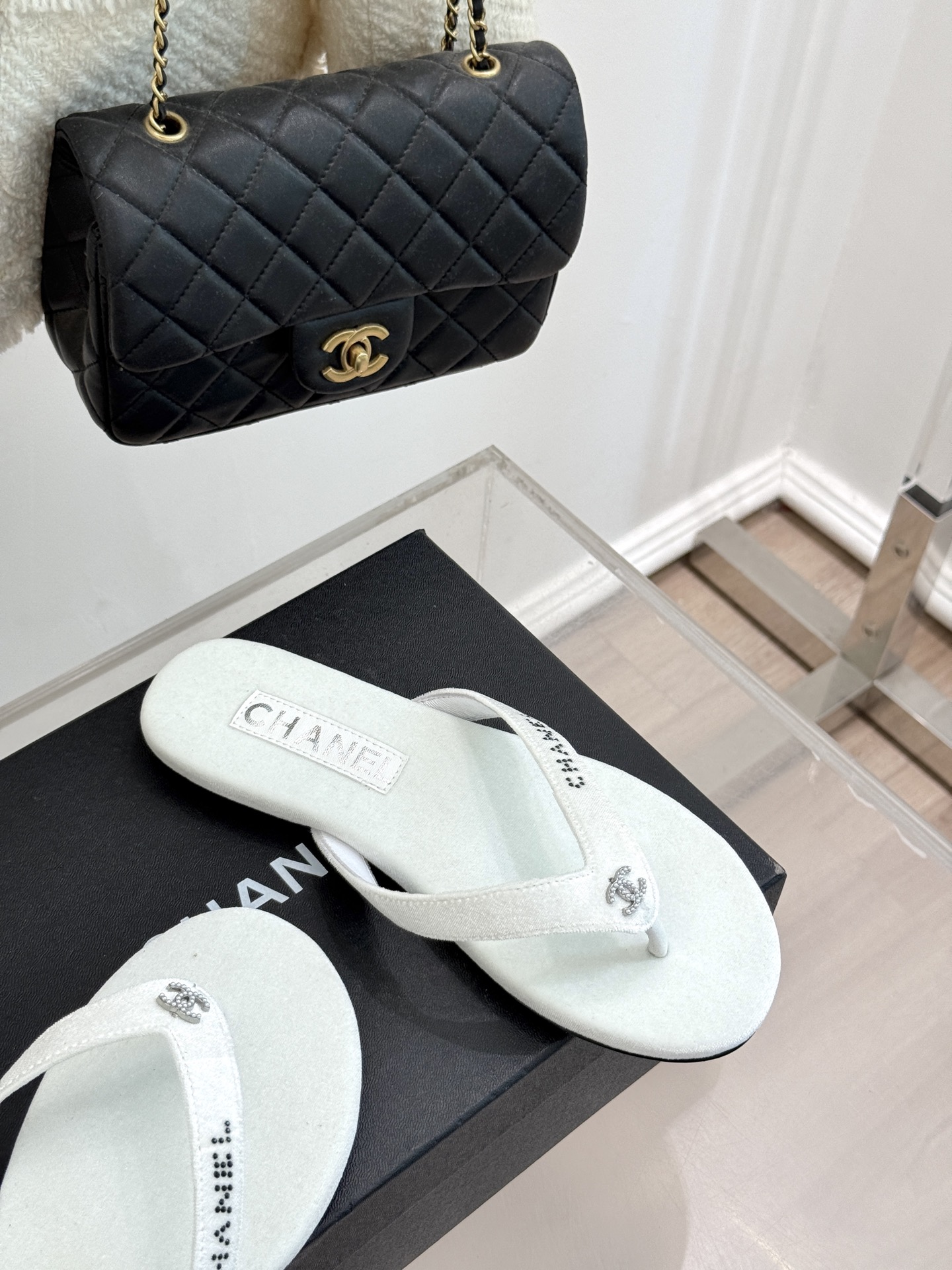 
CHANEL THONGS是25C春夏
秀场水钻字母夹脚人字拖
夏天的人字拖莫名让人感到自由
带子镶嵌