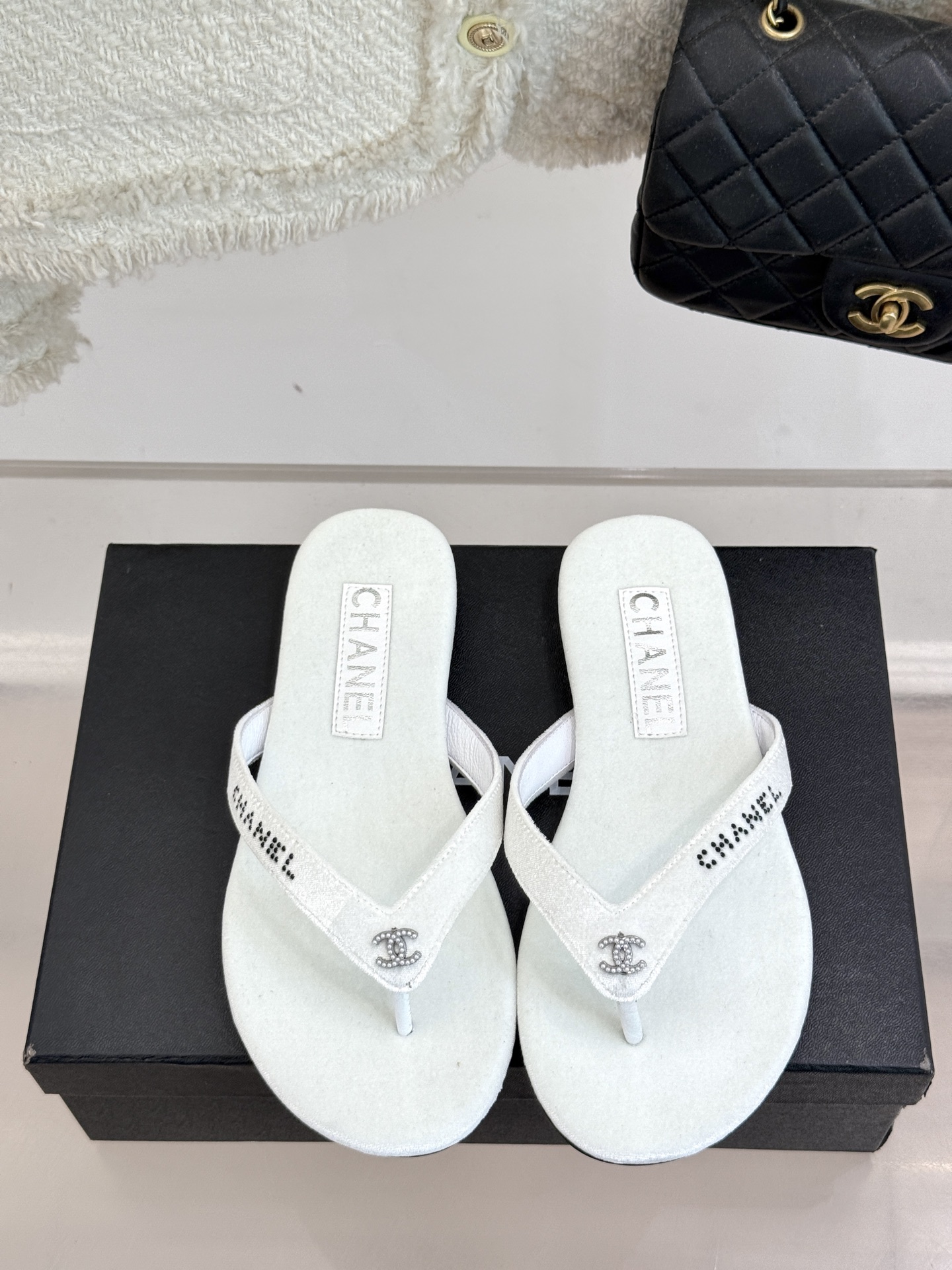 
CHANEL THONGS是25C春夏
秀场水钻字母夹脚人字拖
夏天的人字拖莫名让人感到自由
带子镶嵌