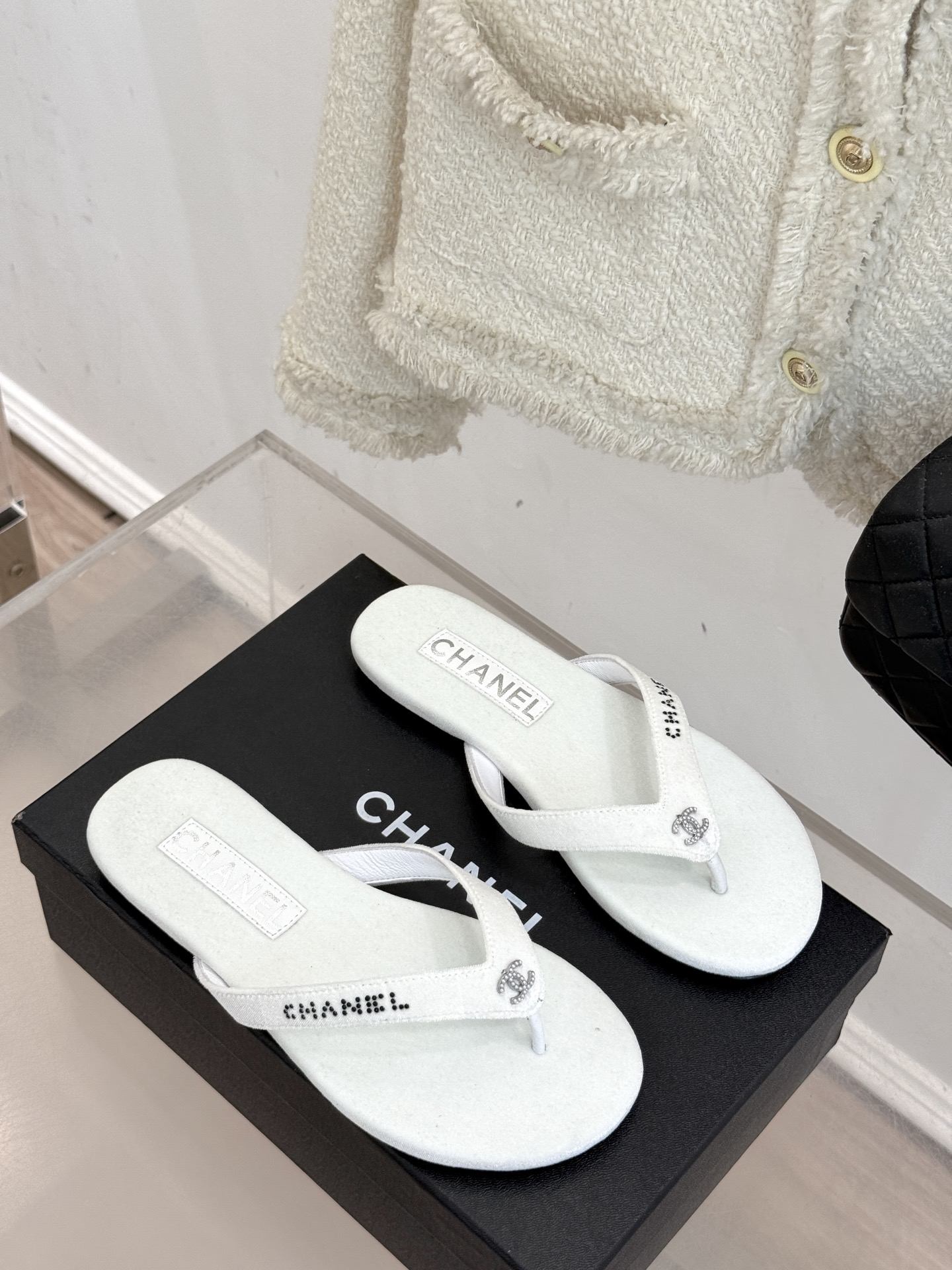 
CHANEL THONGS是25C春夏
秀场水钻字母夹脚人字拖
夏天的人字拖莫名让人感到自由
带子镶嵌