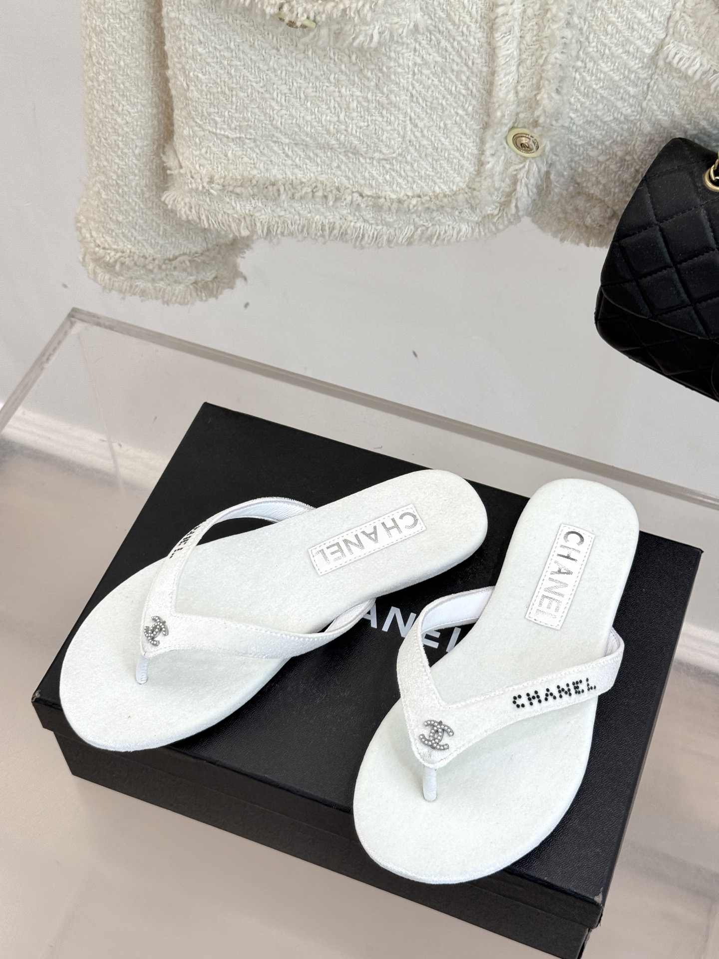 
CHANEL THONGS是25C春夏
秀场水钻字母夹脚人字拖
夏天的人字拖莫名让人感到自由
带子镶嵌