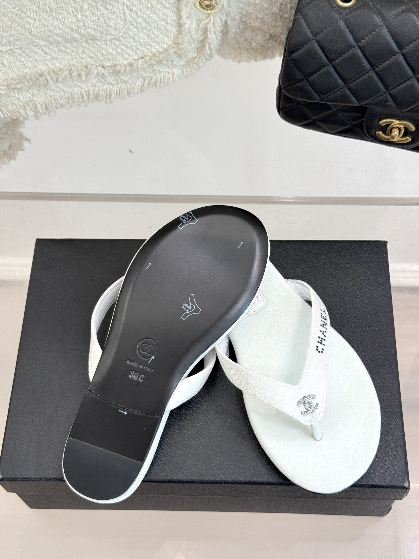 
CHANEL THONGS是25C春夏
秀场水钻字母夹脚人字拖
夏天的人字拖莫名让人感到自由
带子镶嵌