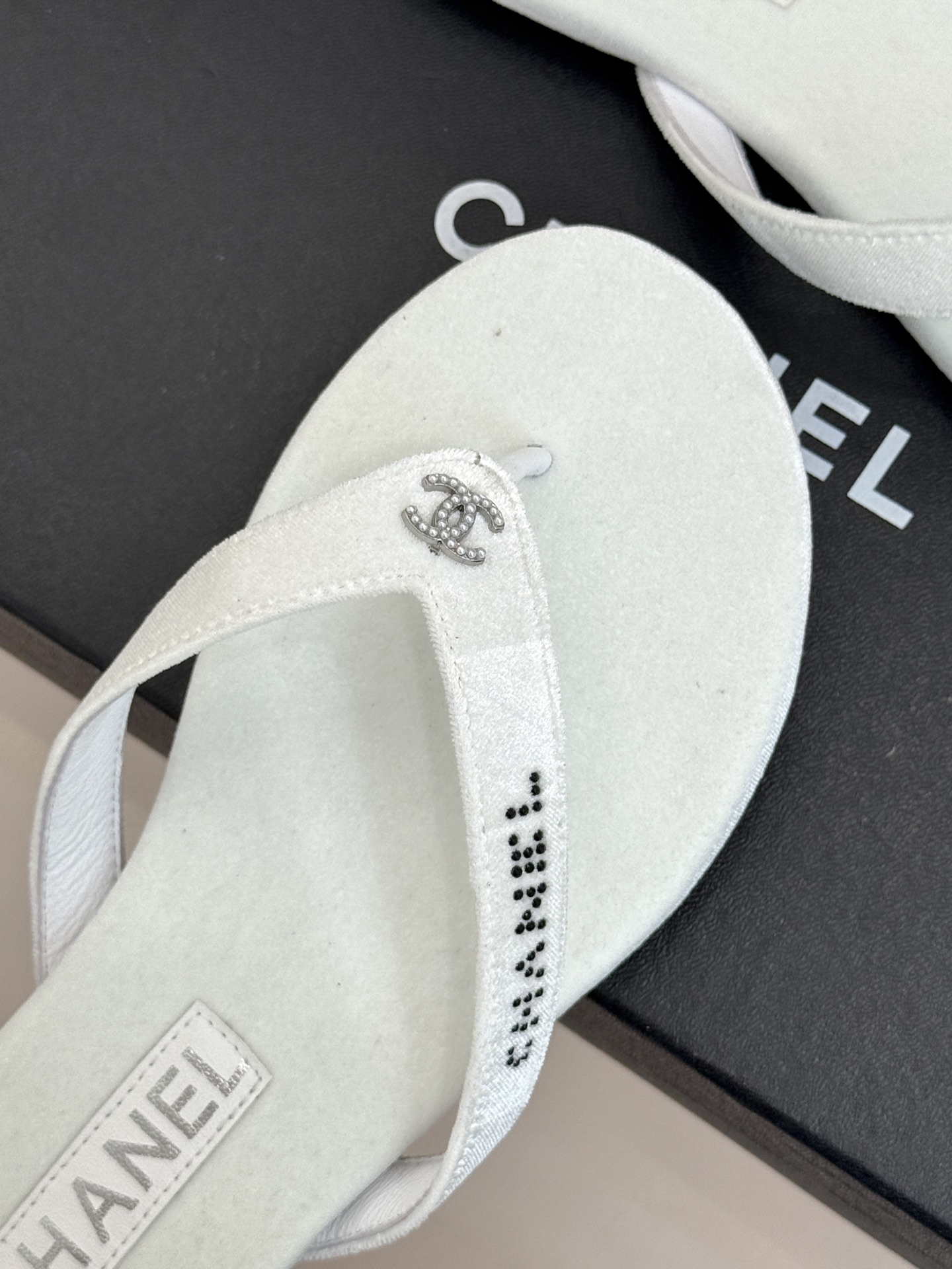 
CHANEL THONGS是25C春夏
秀场水钻字母夹脚人字拖
夏天的人字拖莫名让人感到自由
带子镶嵌